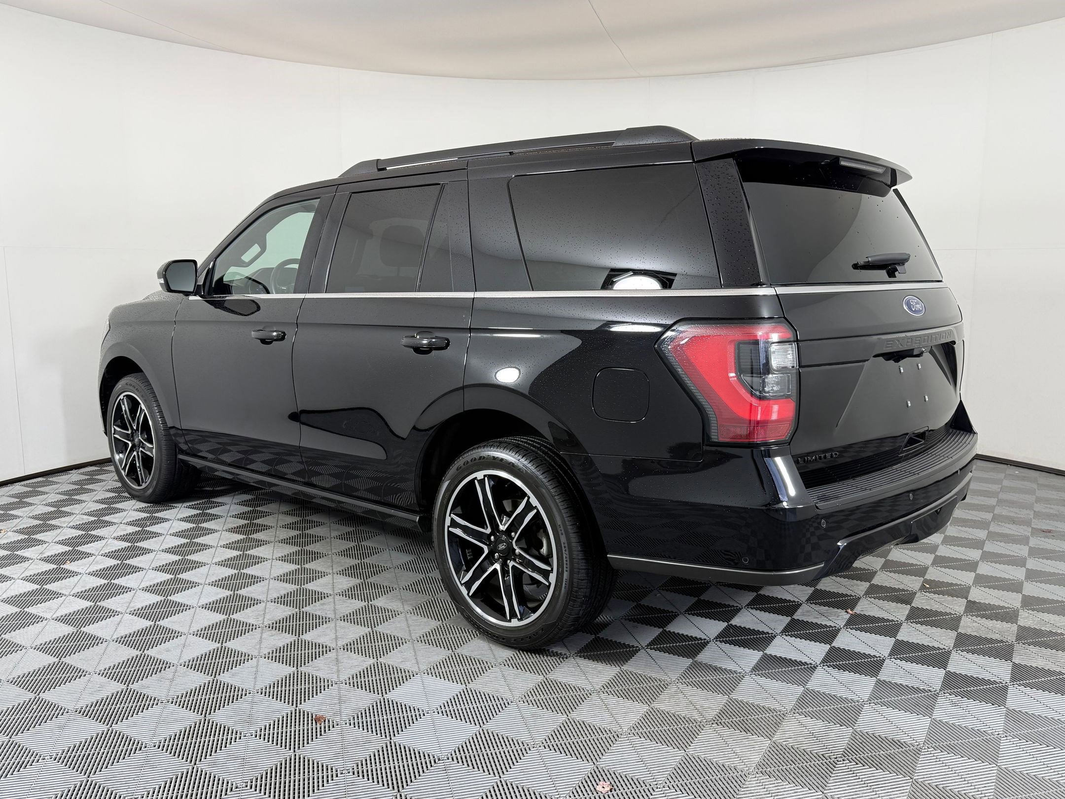 2021 Ford Expedition Limited photo 2