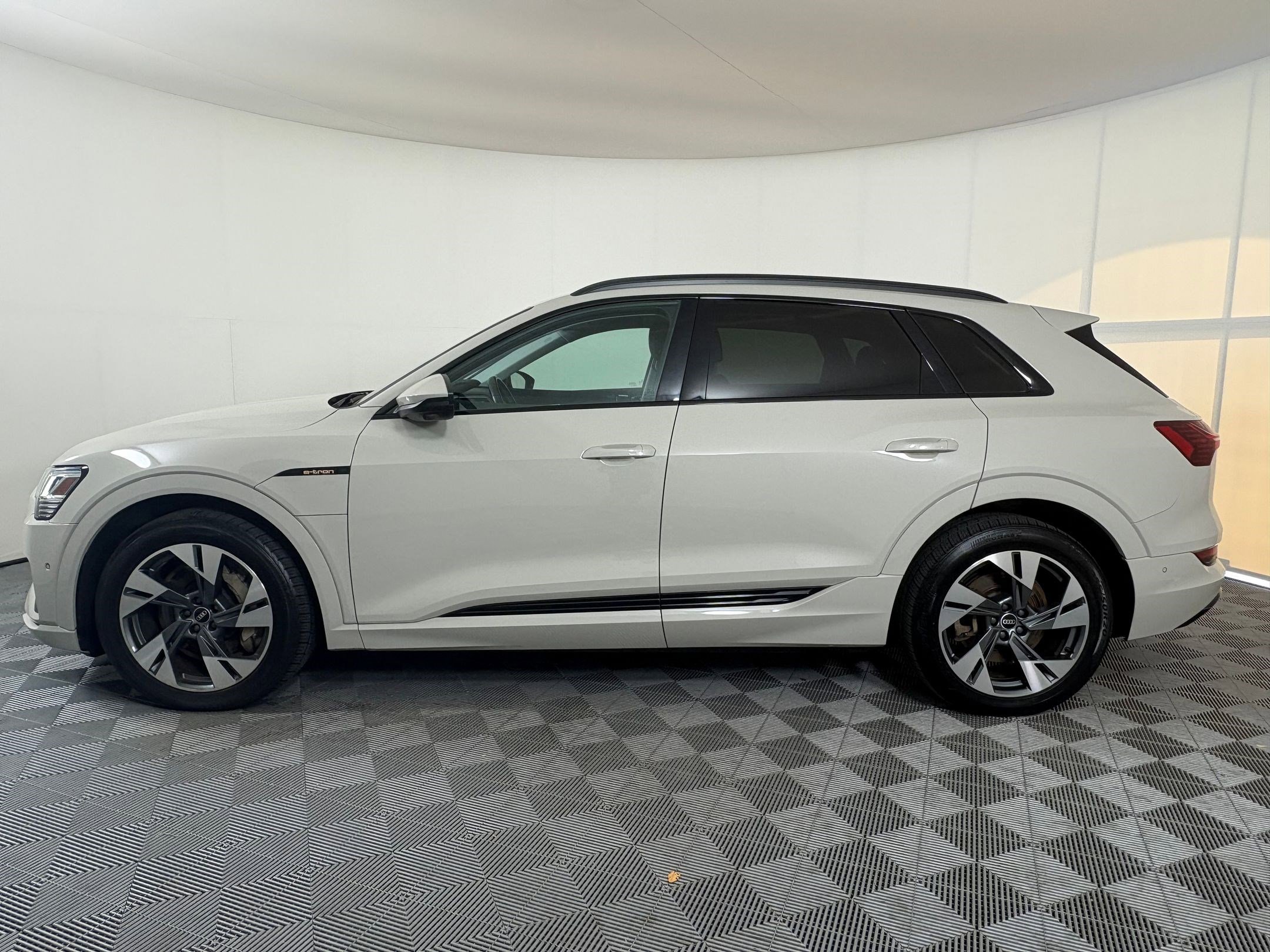 2021 Audi e-tron Premium photo 2