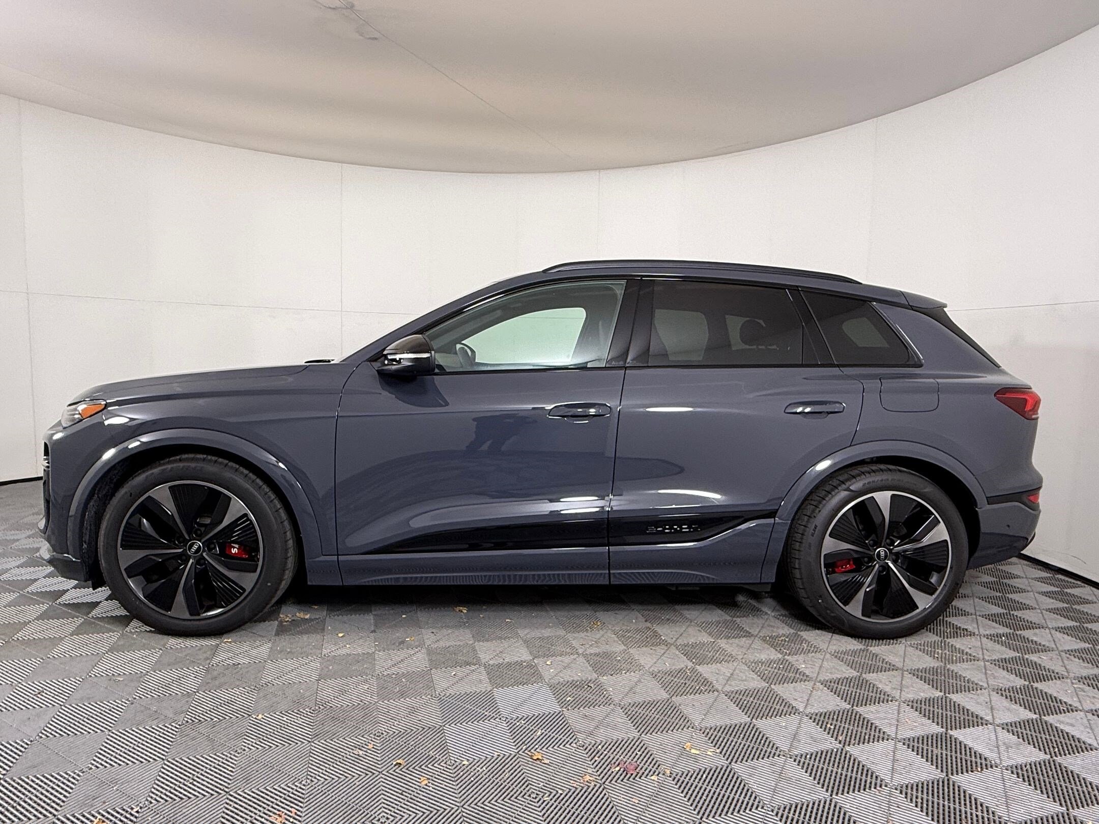 2025 Audi SQ6 photo 2