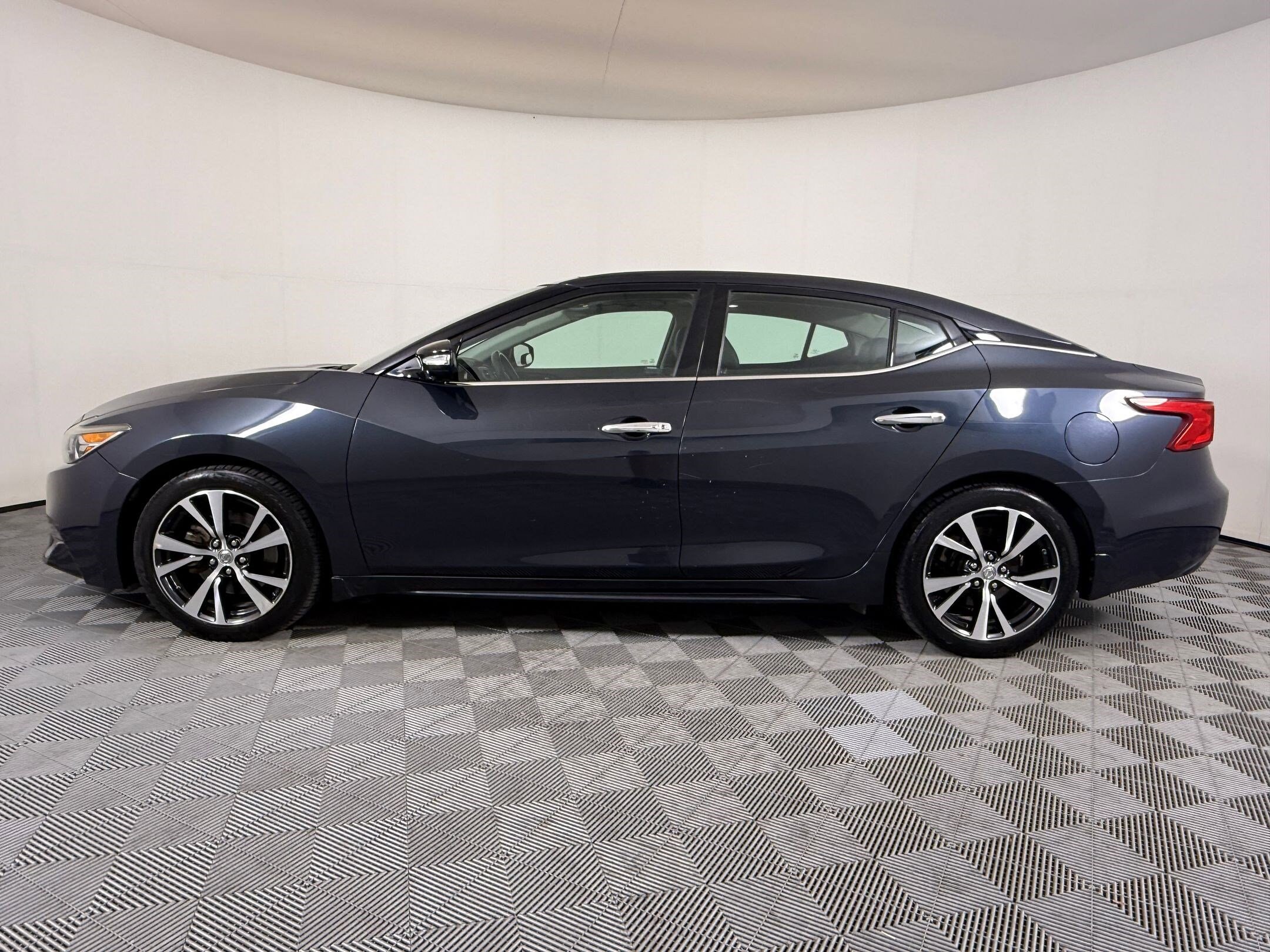 2016 Nissan Maxima Platinum photo 2