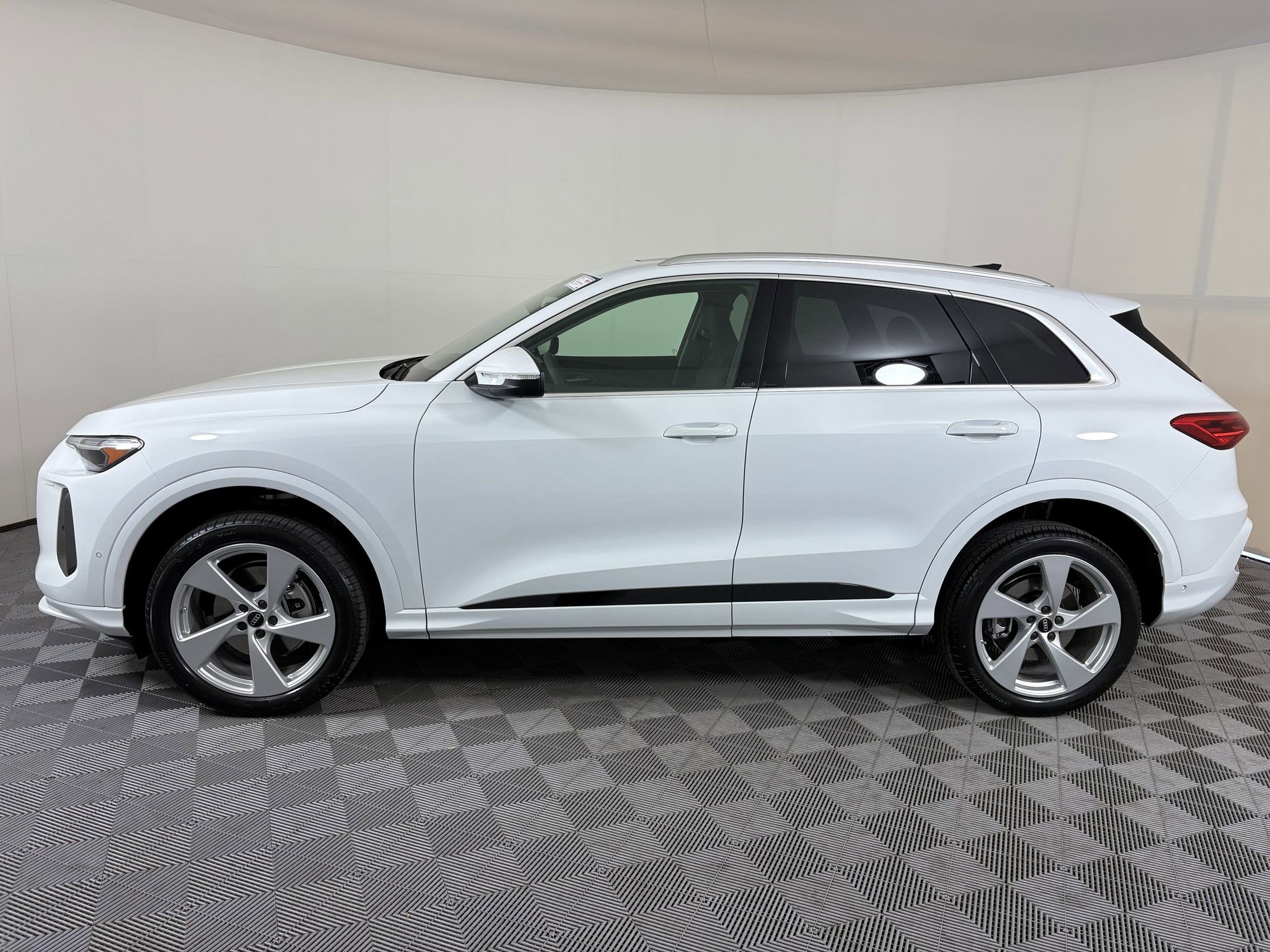 2025 Audi Q5 2.0T Premium Plus photo 2