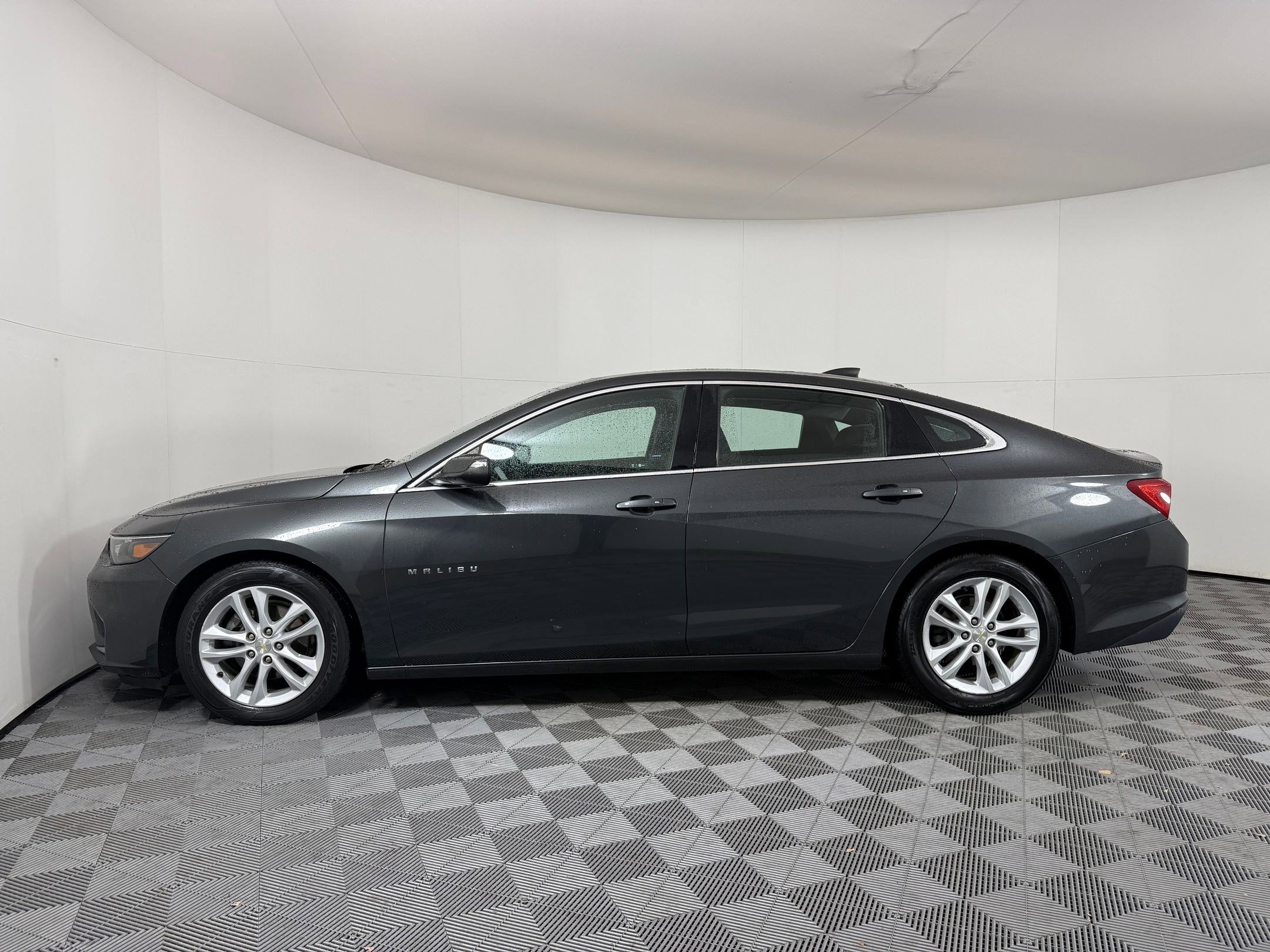2017 Chevrolet Malibu 1LT photo 2