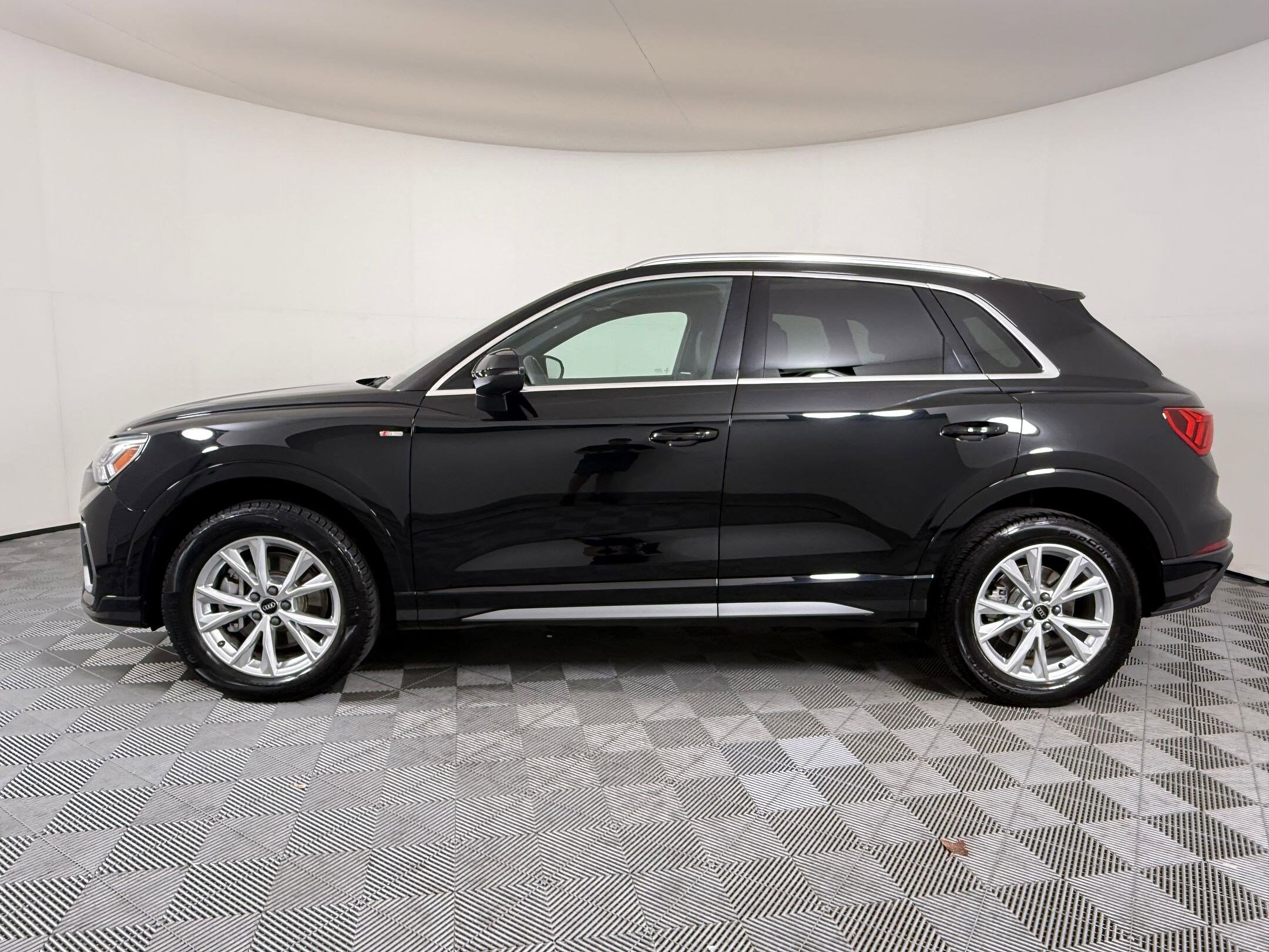 2025 Audi Q3 S line Premium Plus photo 2