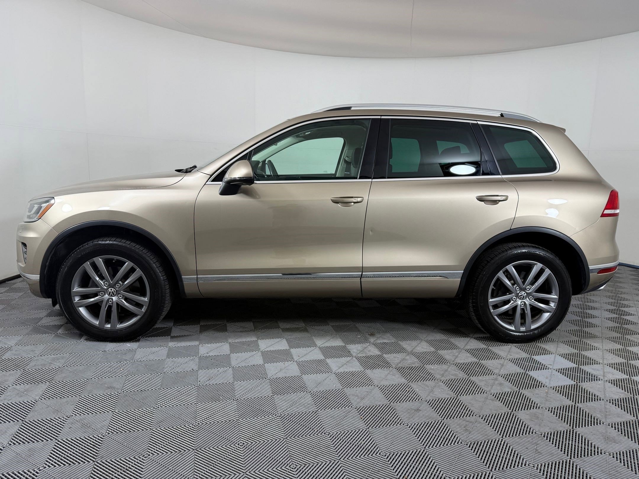 Used 2016 Volkswagen Touareg Lux with VIN WVGEF9BPXGD010326 for sale in Brentwood, TN
