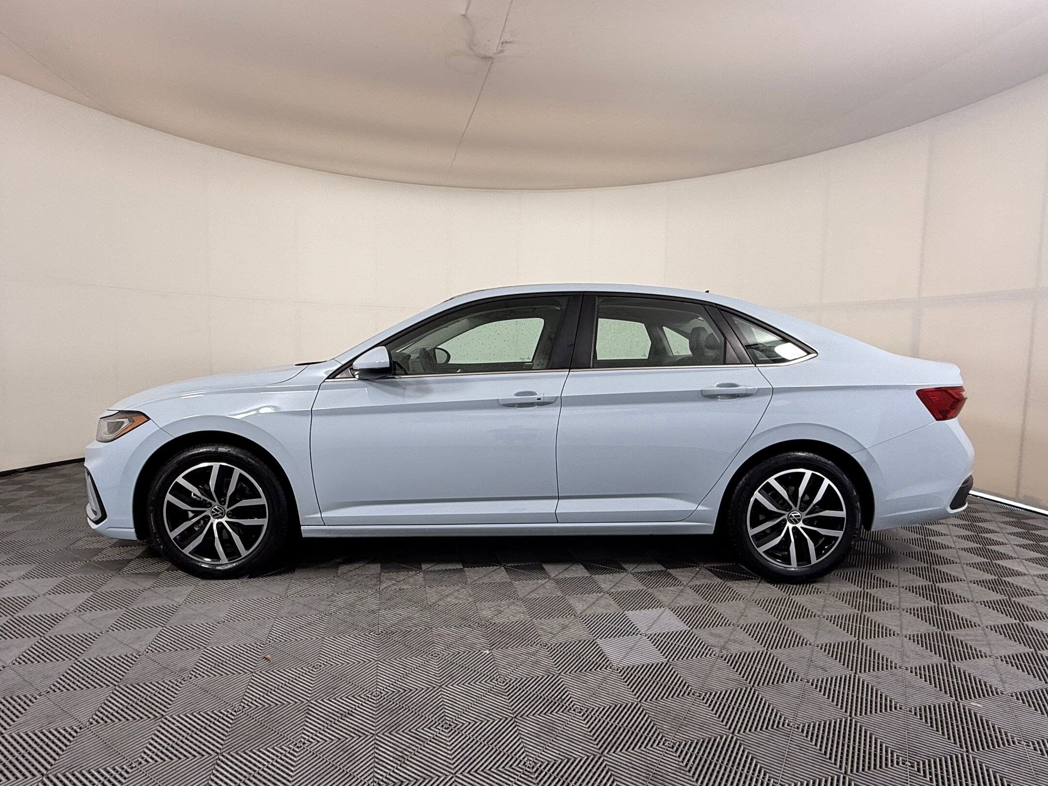 2025 Volkswagen Jetta SE photo 2