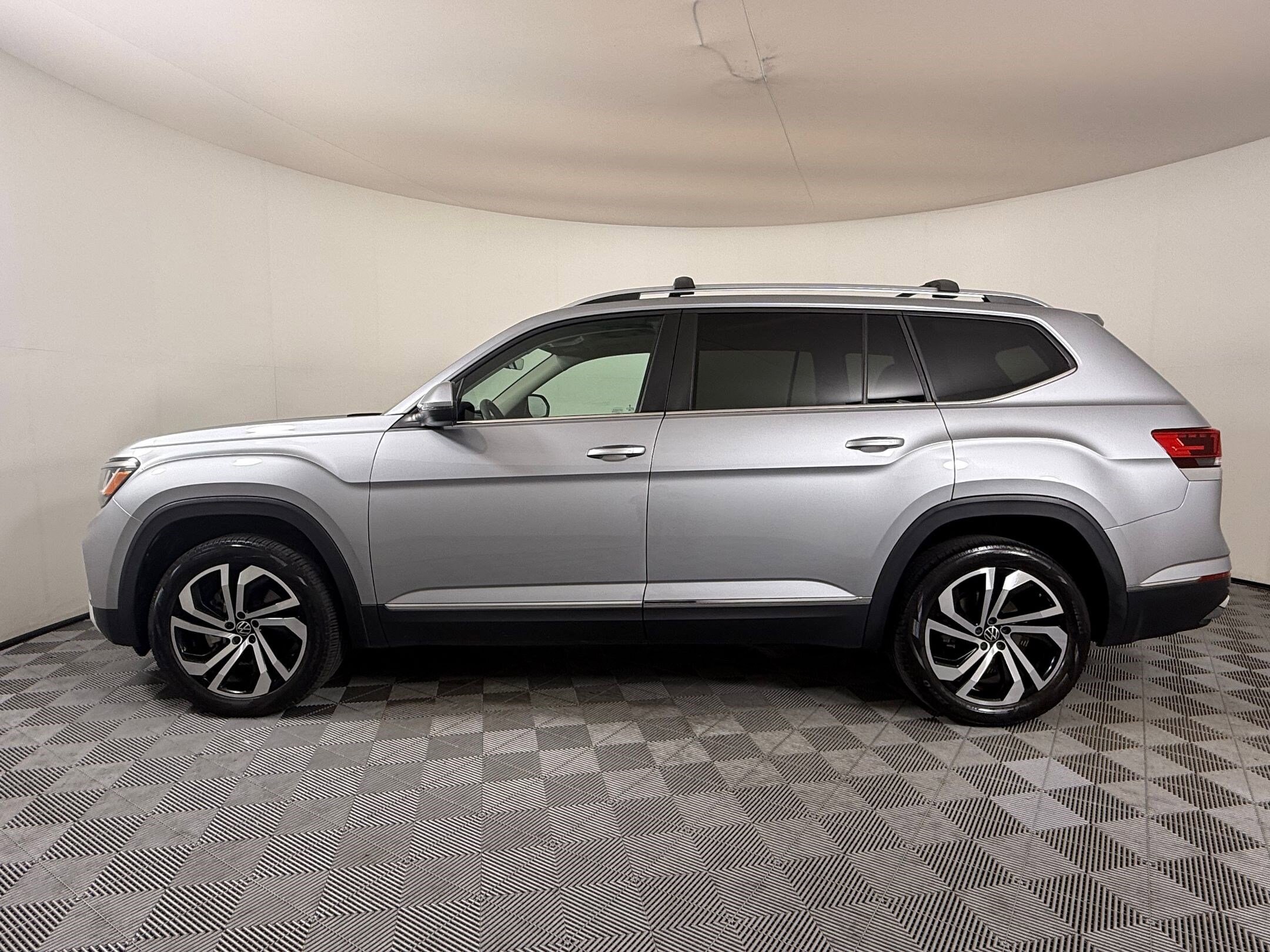 2022 Volkswagen Atlas SEL photo 2