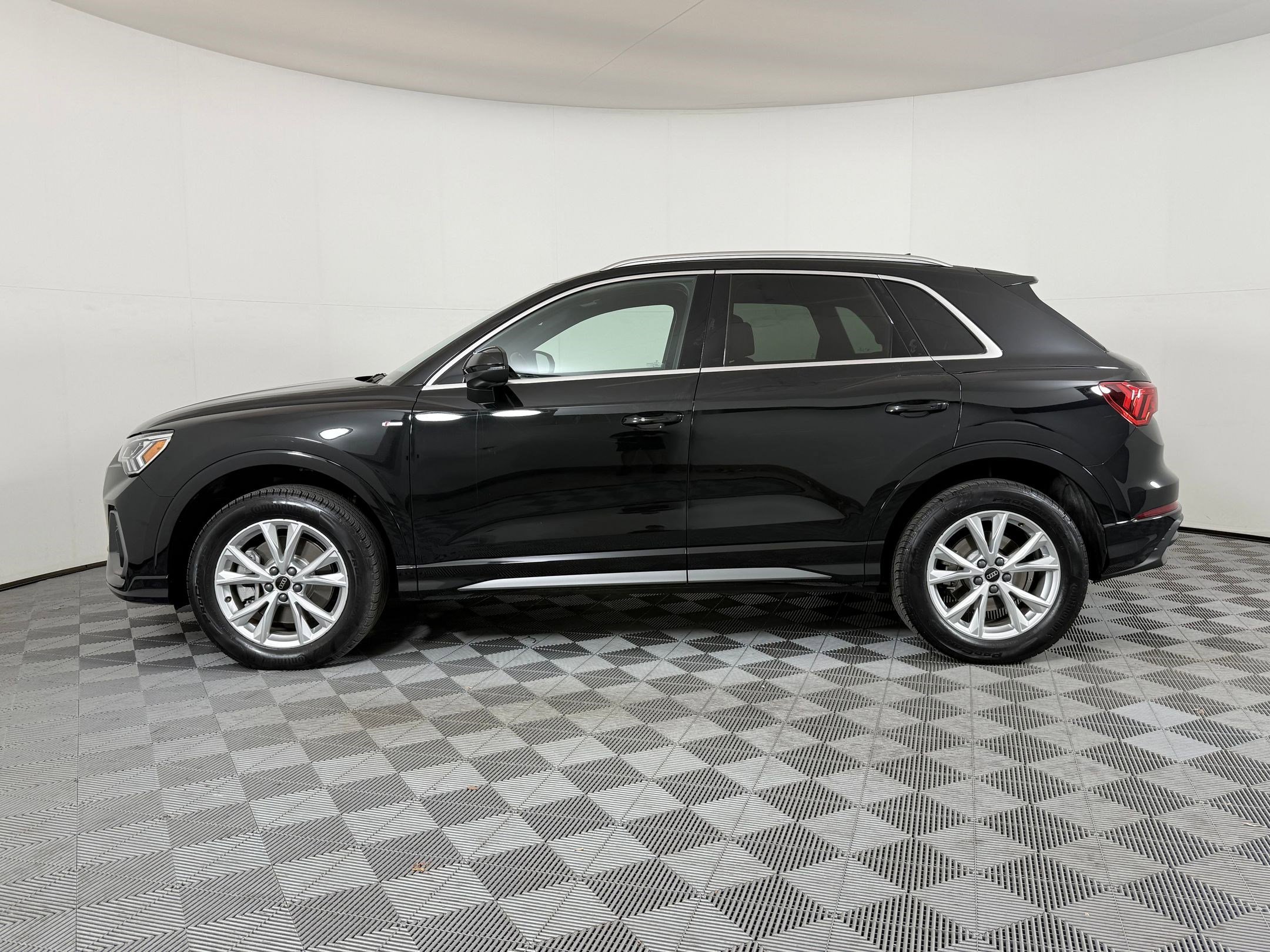 2025 Audi Q3 45 TFSI S line Premium photo 2