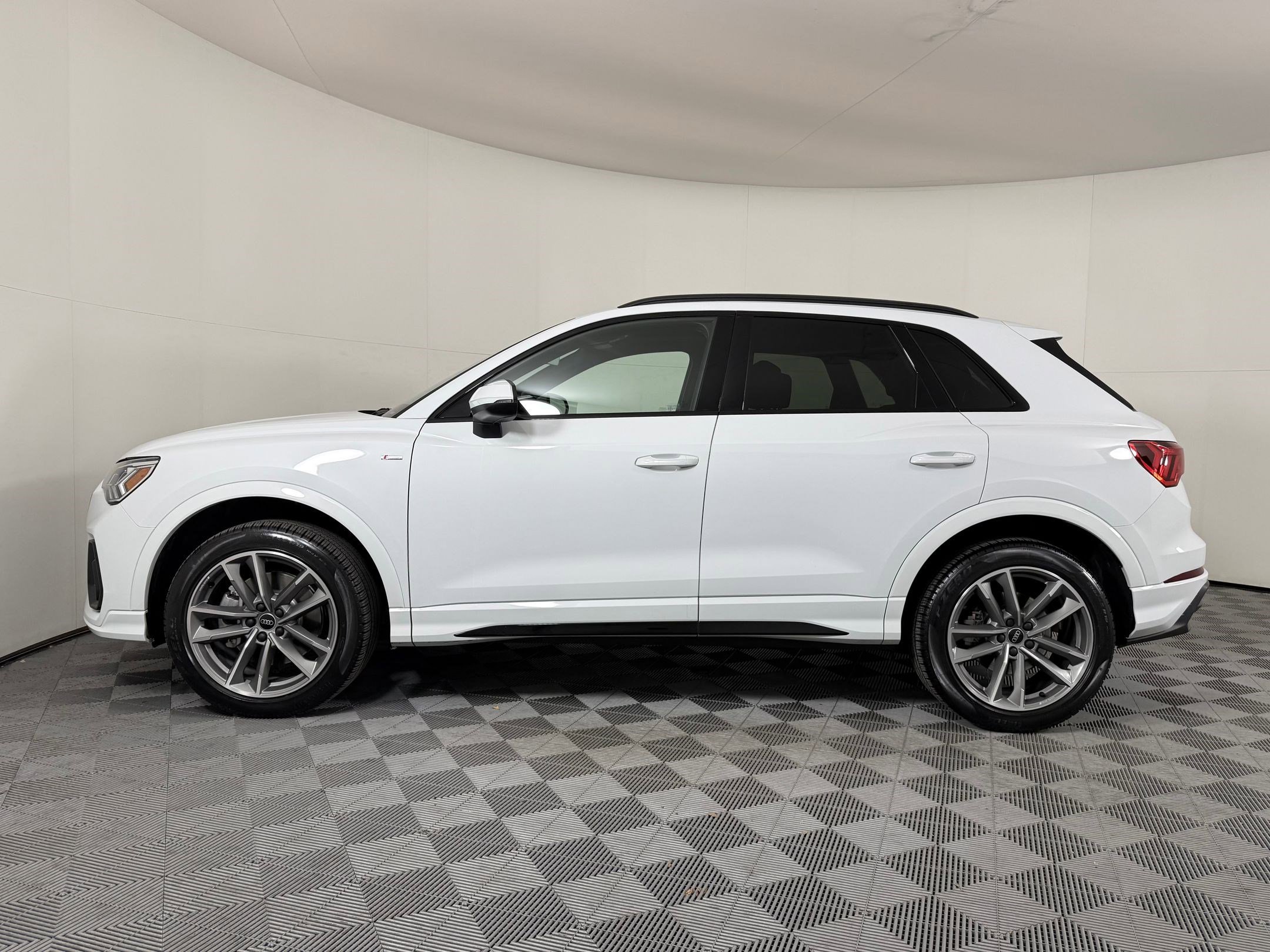 2025 Audi Q3 45 TFSI S line Premium photo 2