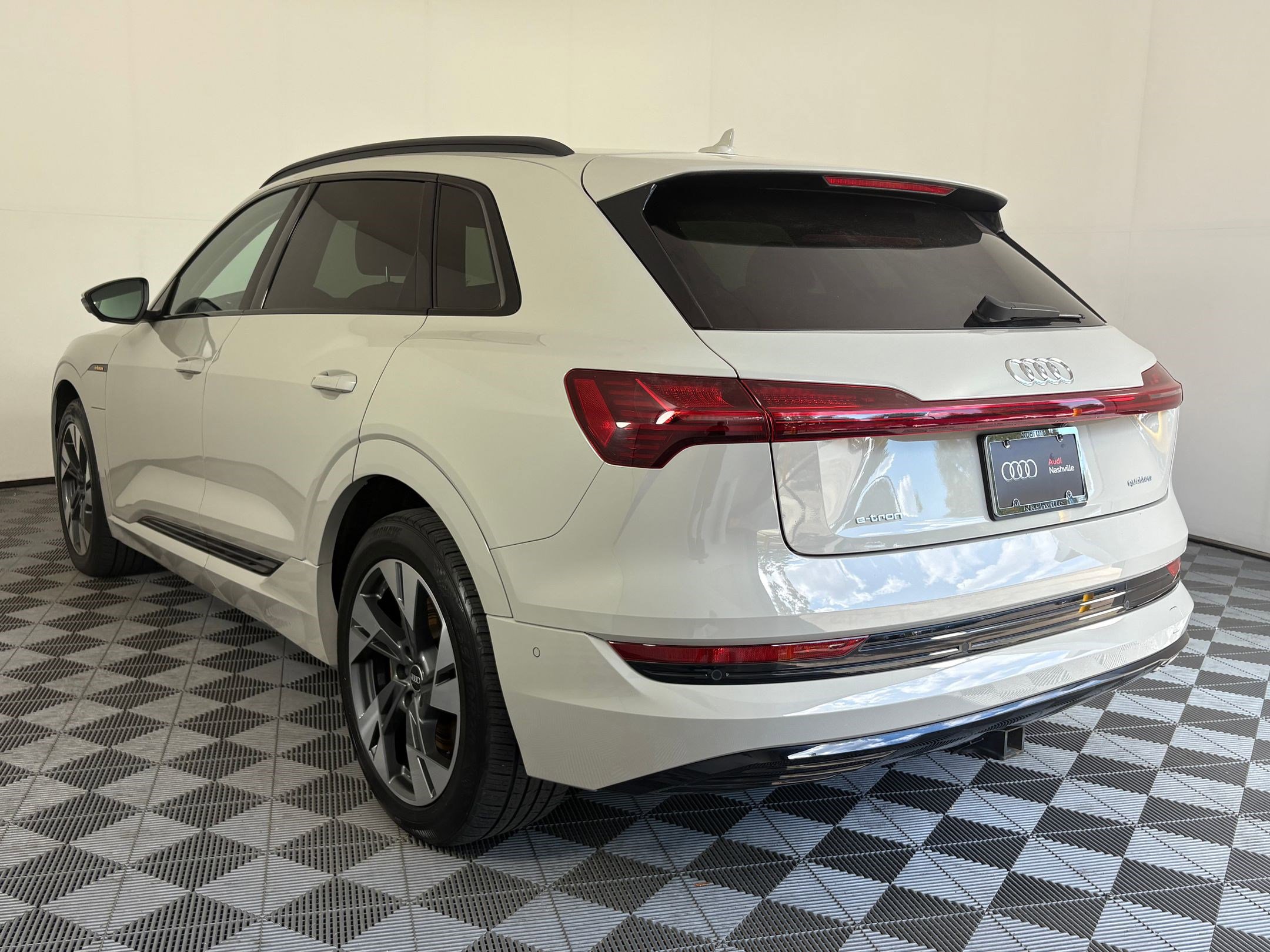 2021 Audi e-tron Premium photo 3