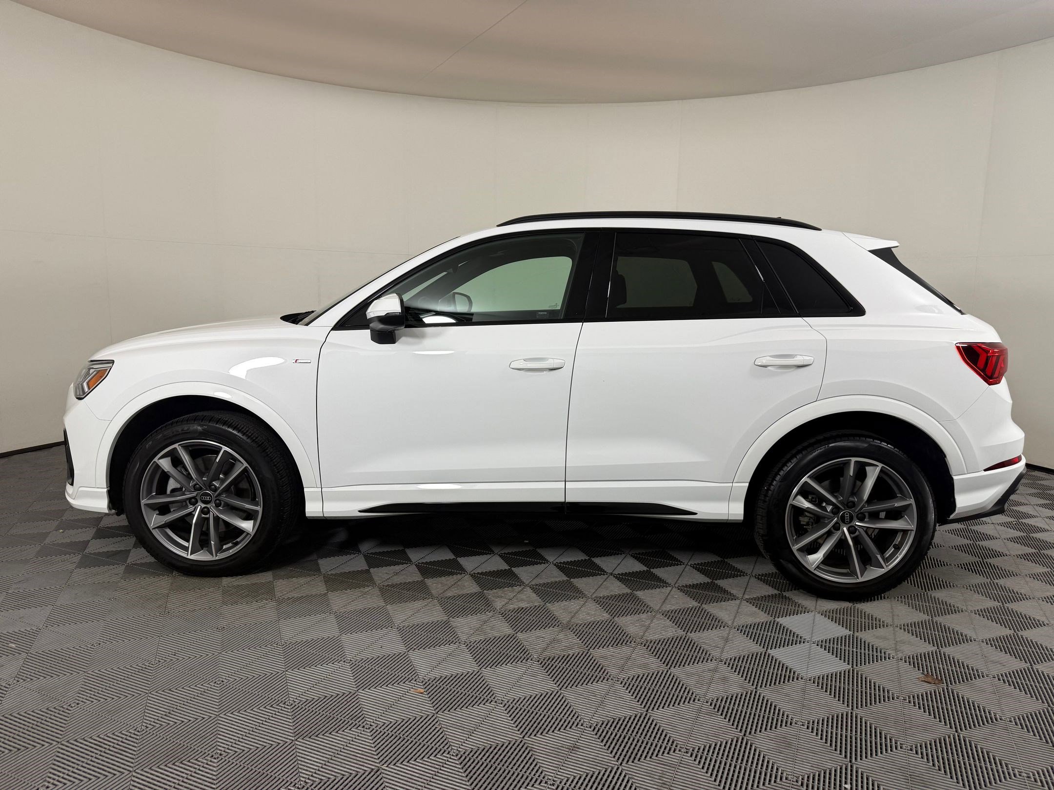 2025 Audi Q3 S line Premium photo 2