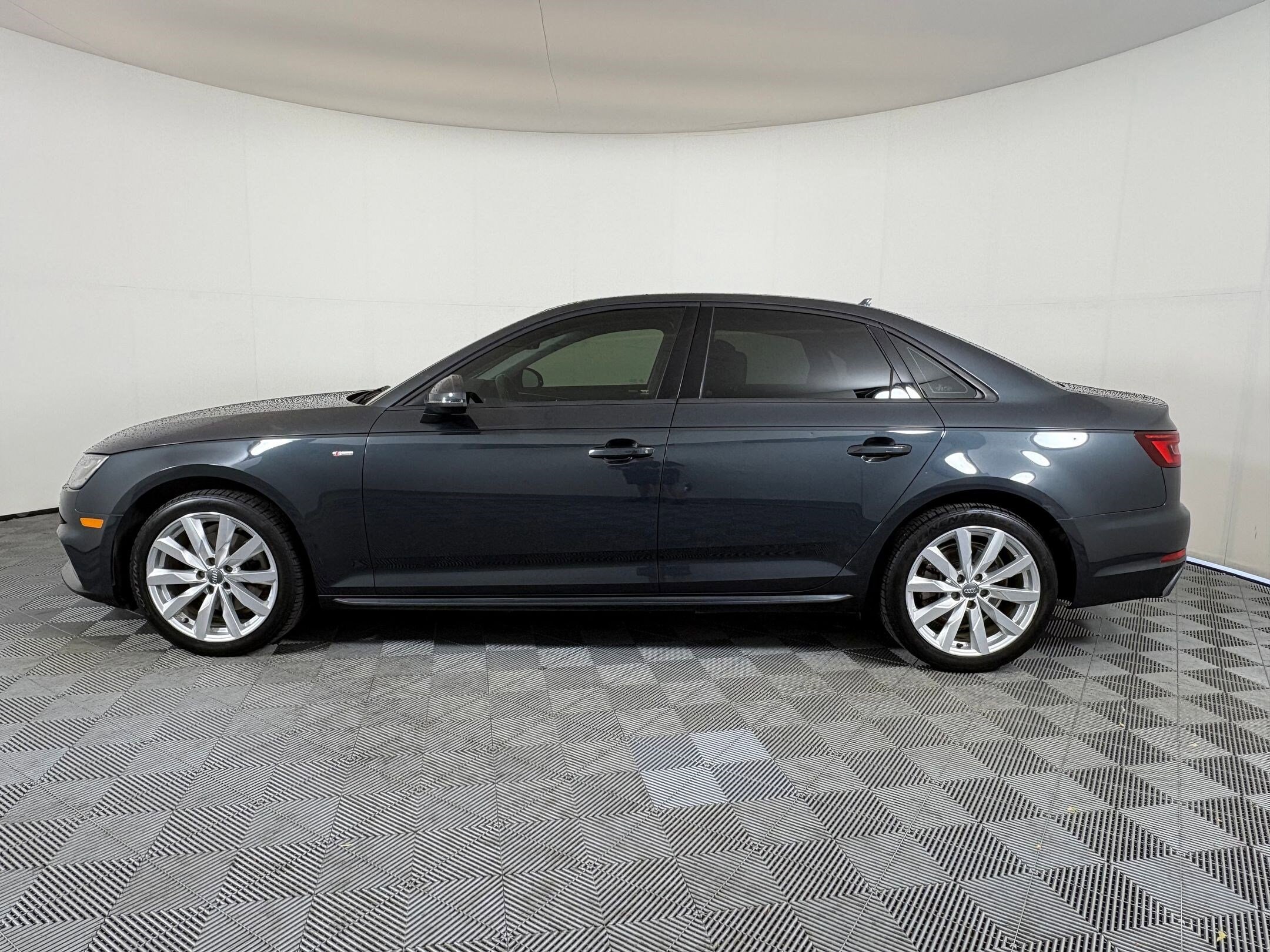 2018 Audi A4 Premium photo 2