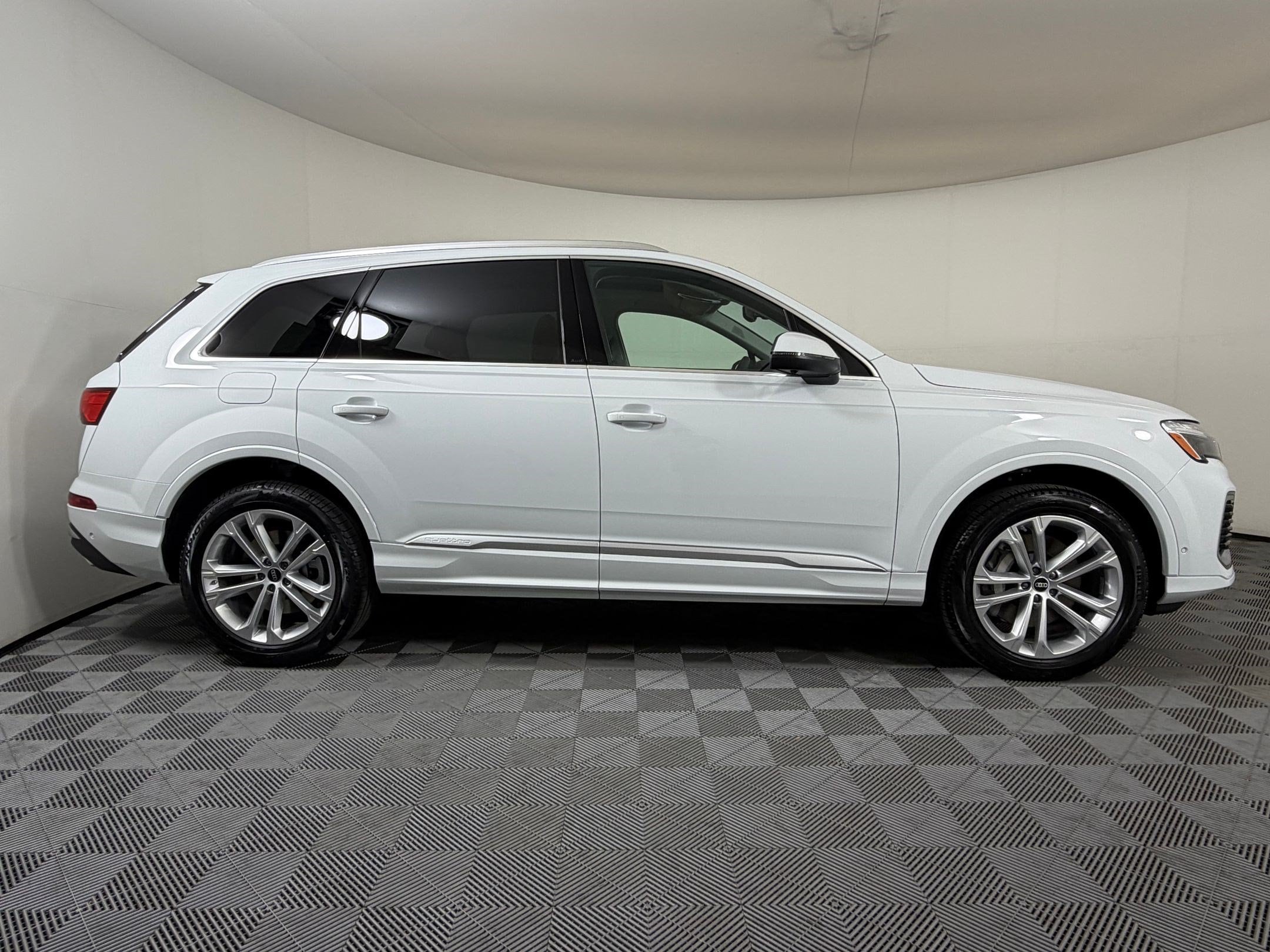 Q7 Premium Plus SUV