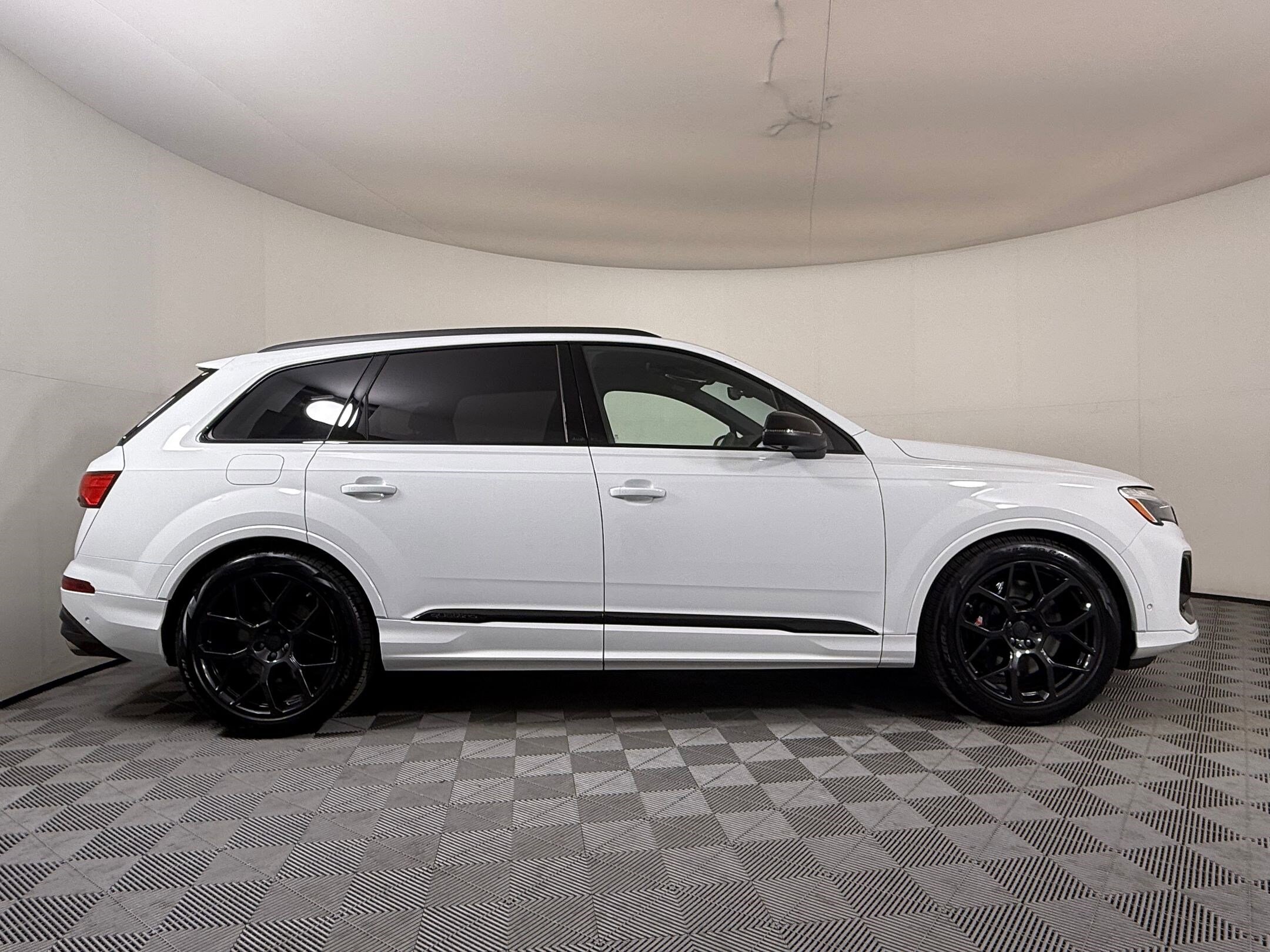 SQ7 Premium Plus SUV