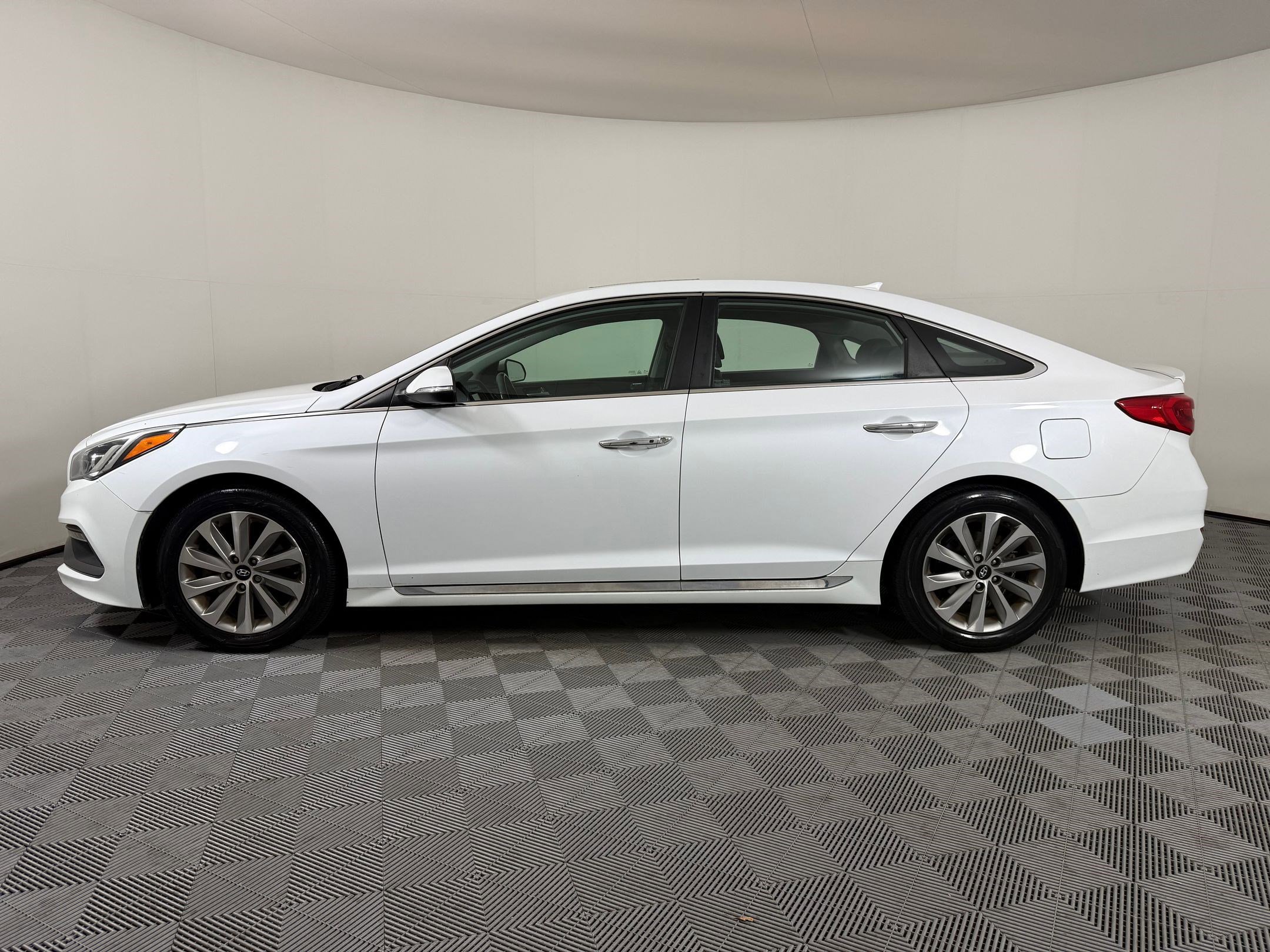 2017 Hyundai Sonata Sport photo 2
