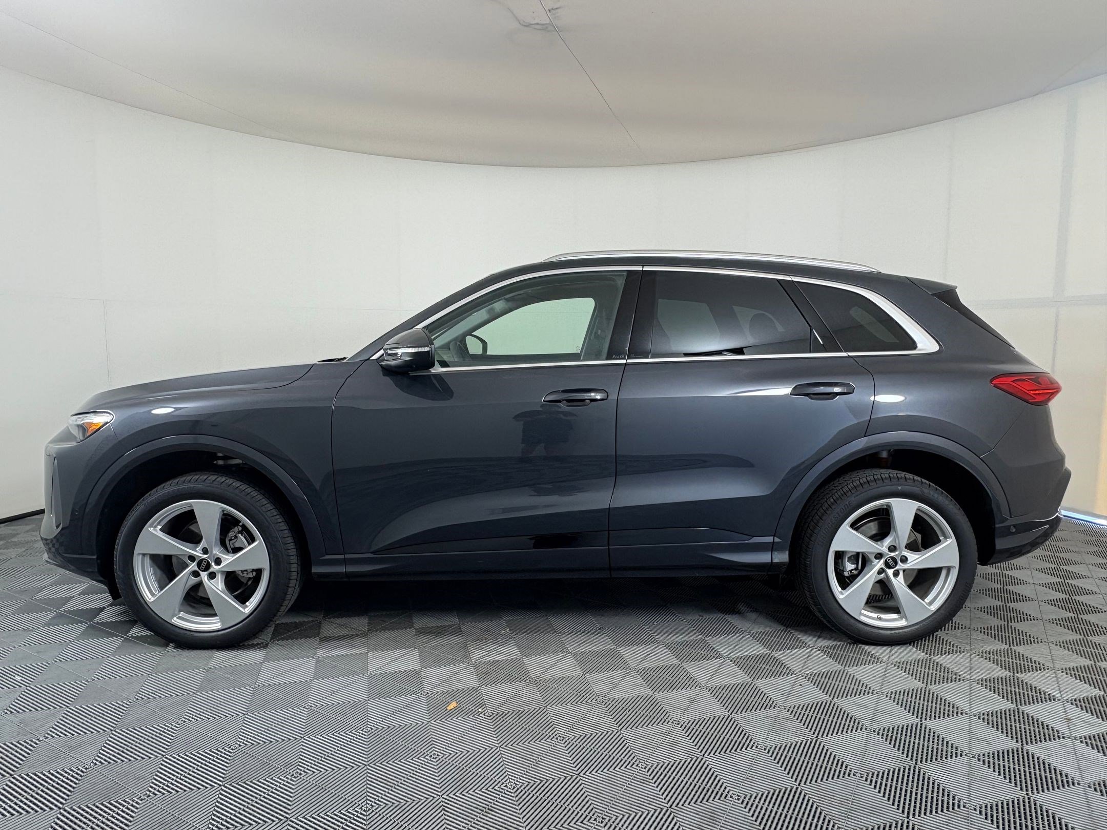 2025 Audi Q5 2.0T Prestige photo 2