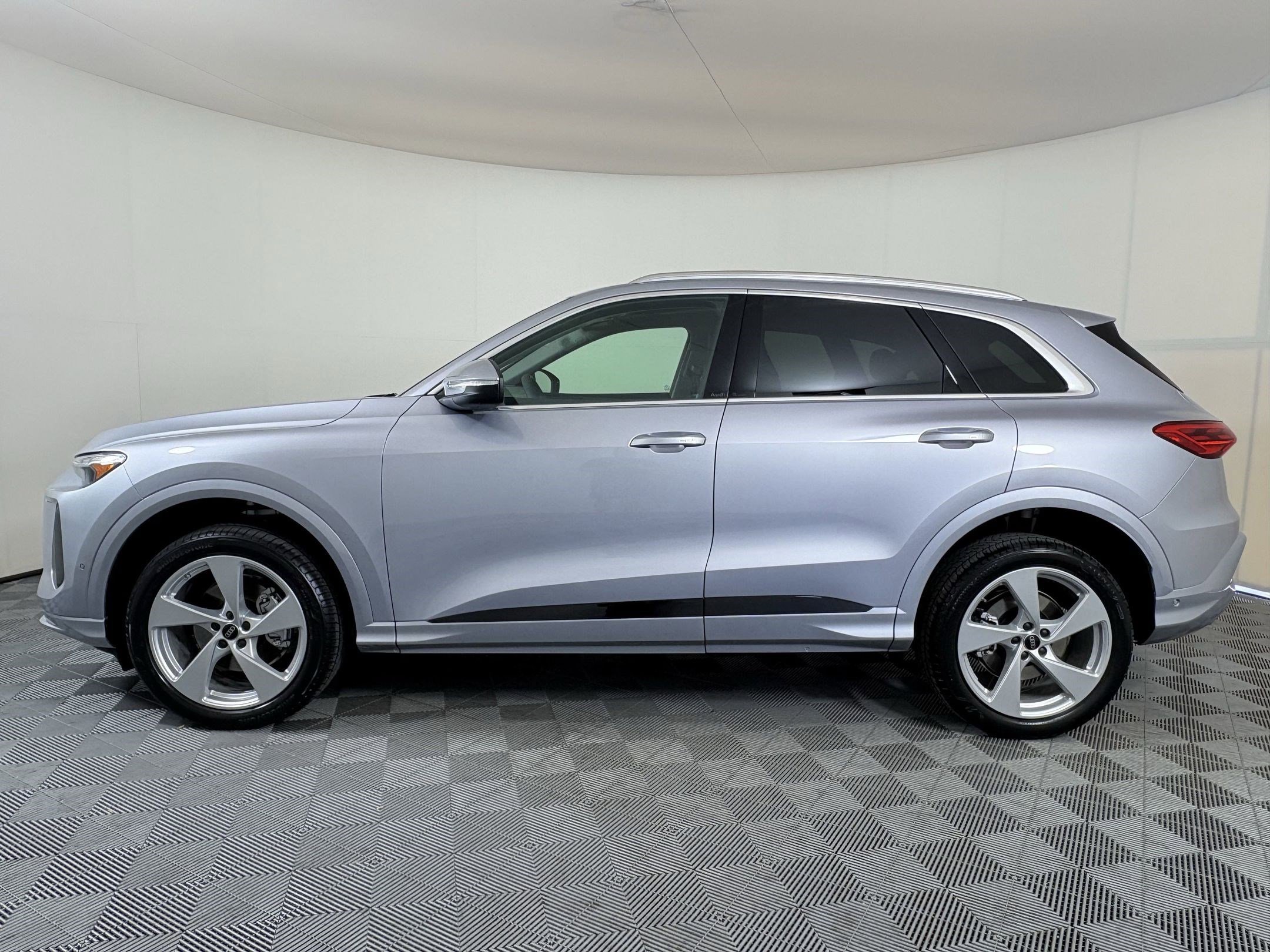 2025 Audi Q5 2.0T Premium Plus photo 2