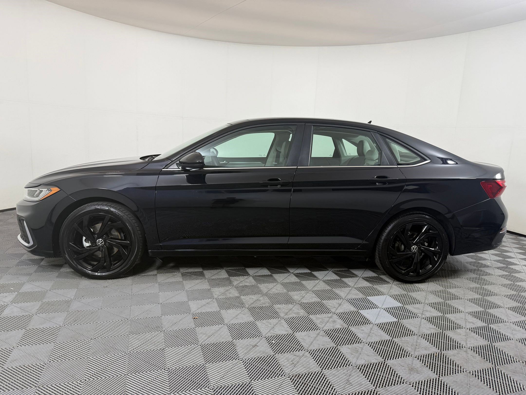 2025 Volkswagen Jetta SE photo 2