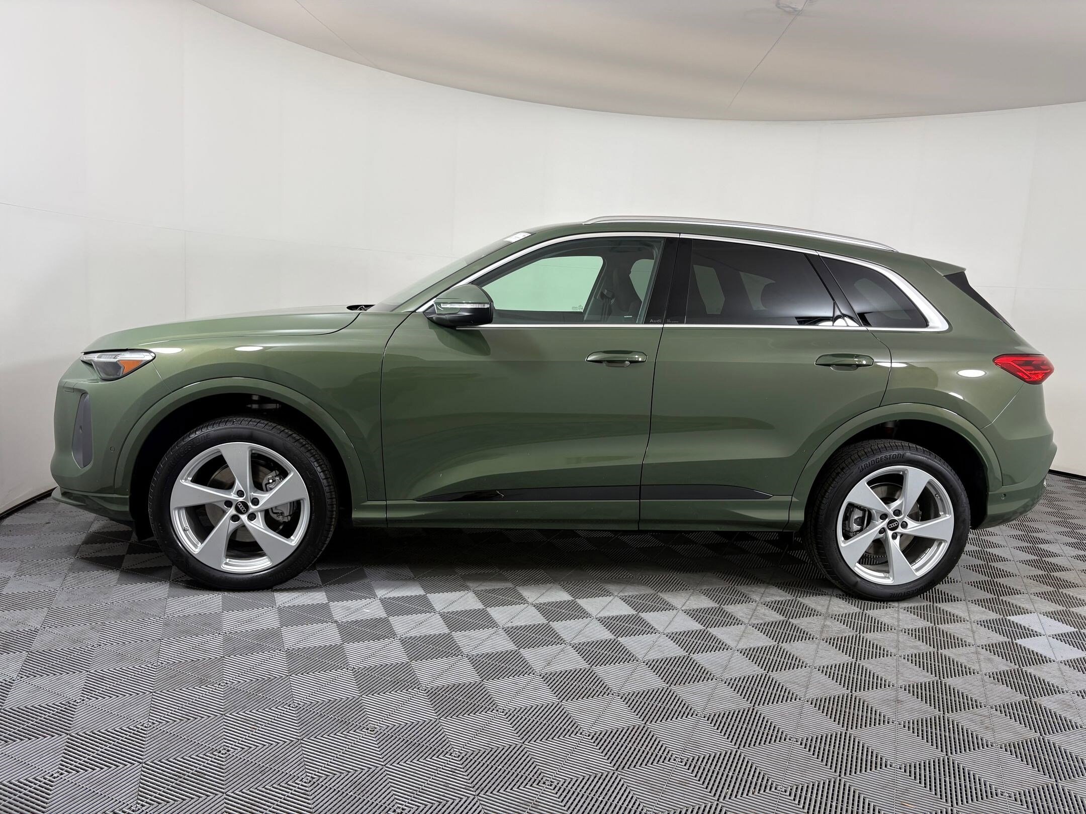 2025 Audi Q5 2.0T Premium Plus photo 2