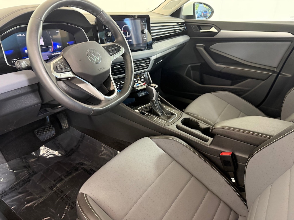 Used 2025 Volkswagen Jetta SE Sedan