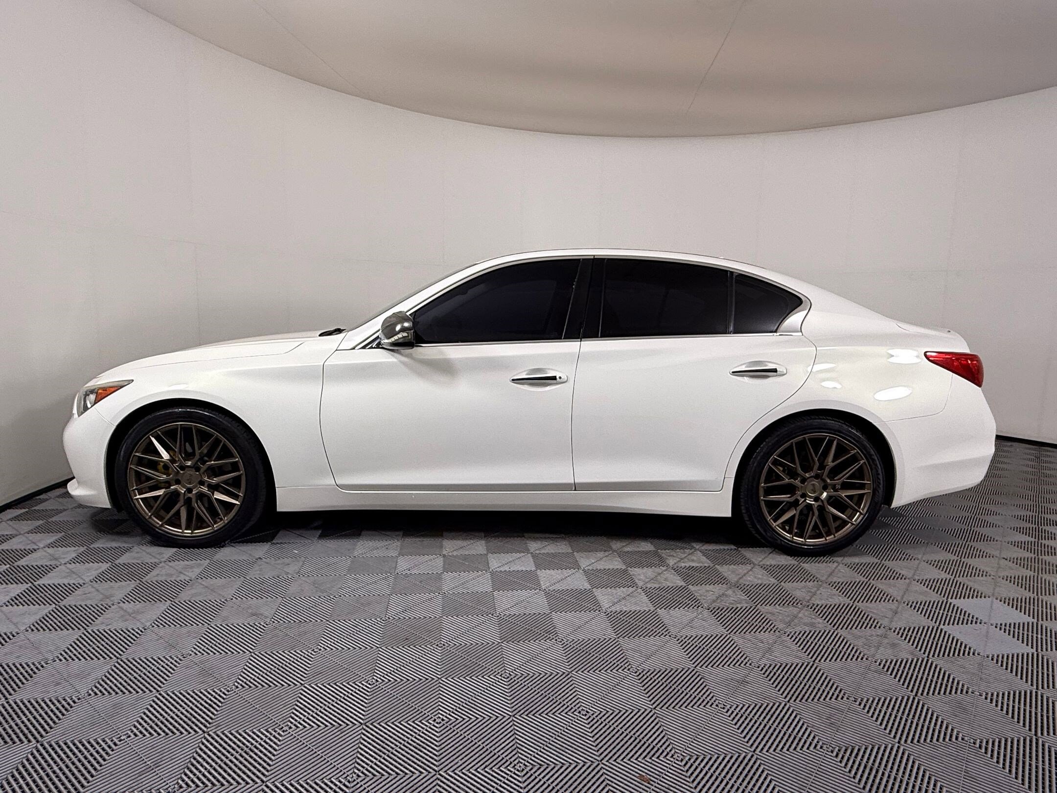 2015 Infiniti Q50 Premium photo 2