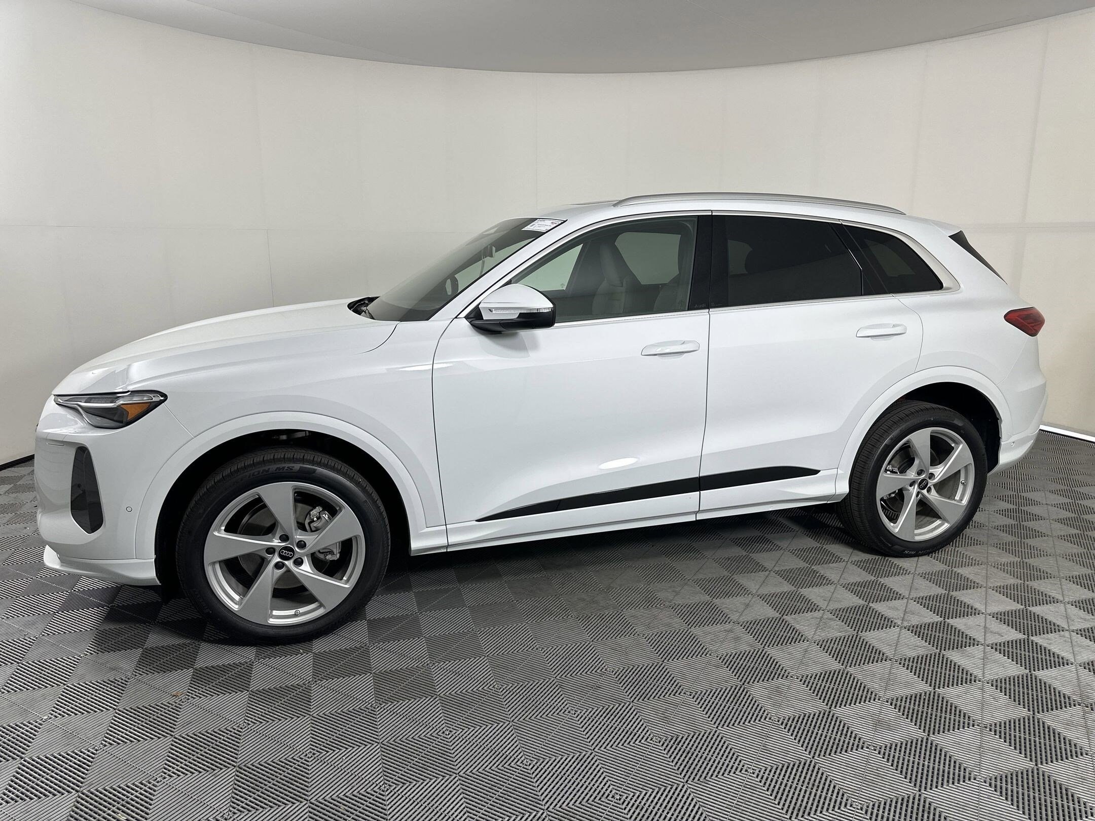 2025 Audi Q5 2.0T Premium Plus photo 2