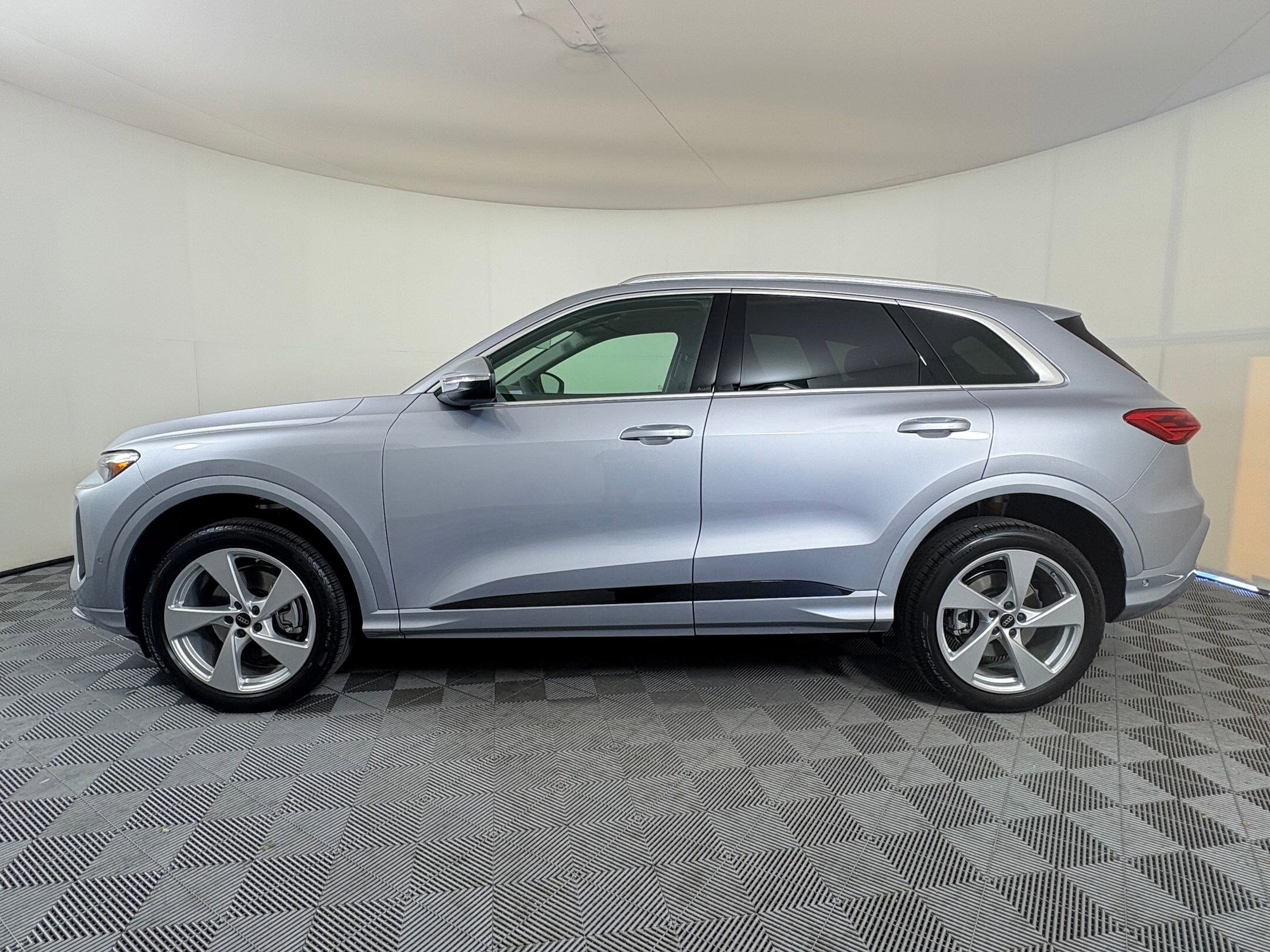 2025 Audi Q5 2.0T Premium Plus photo 2