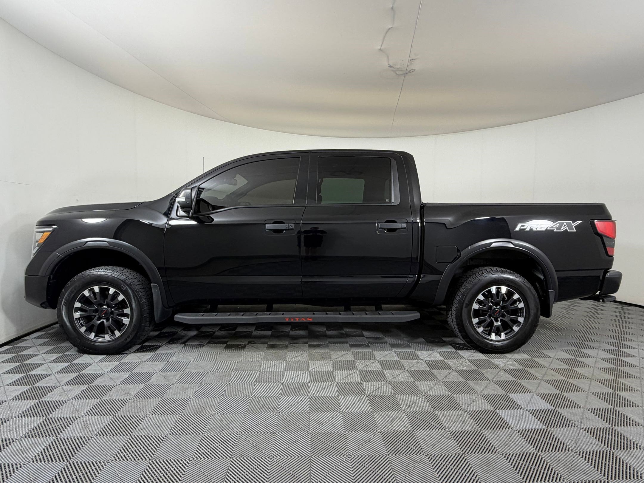 Titan PRO-4X Truck Crew Cab