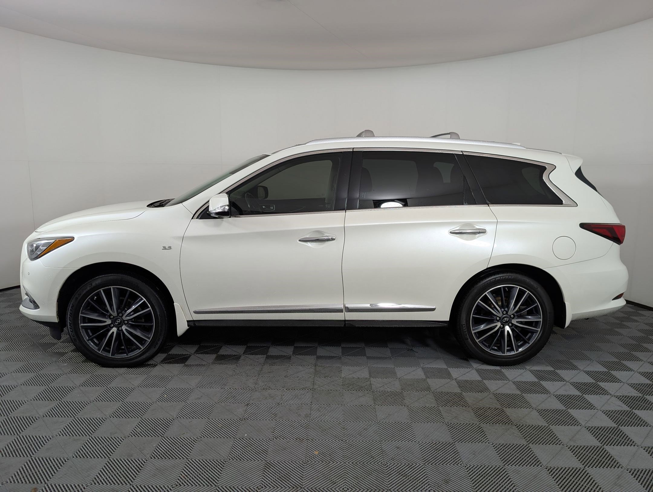 2019 Infiniti QX60 Luxe photo 2