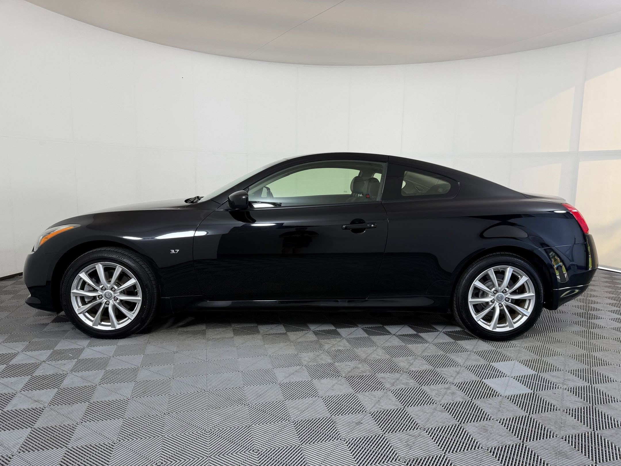 2015 Infiniti Q60 Coupe photo 2