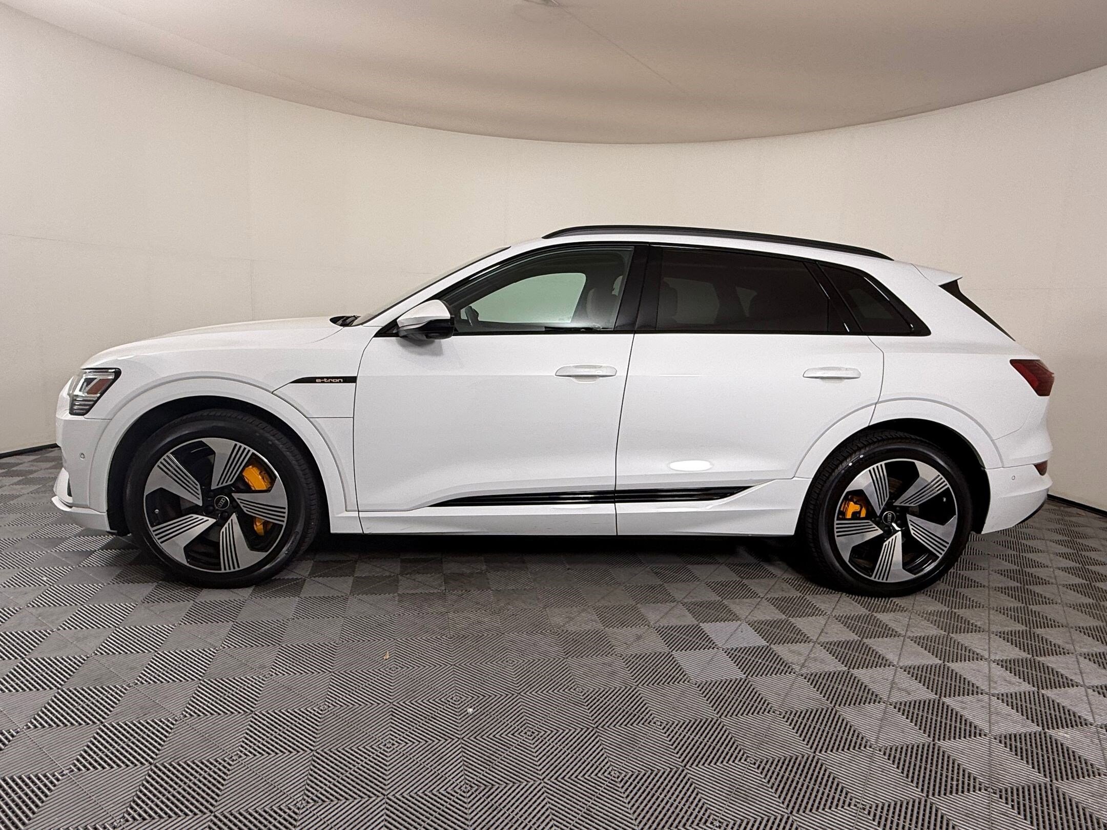 2023 Audi e-tron Premium Plus photo 2
