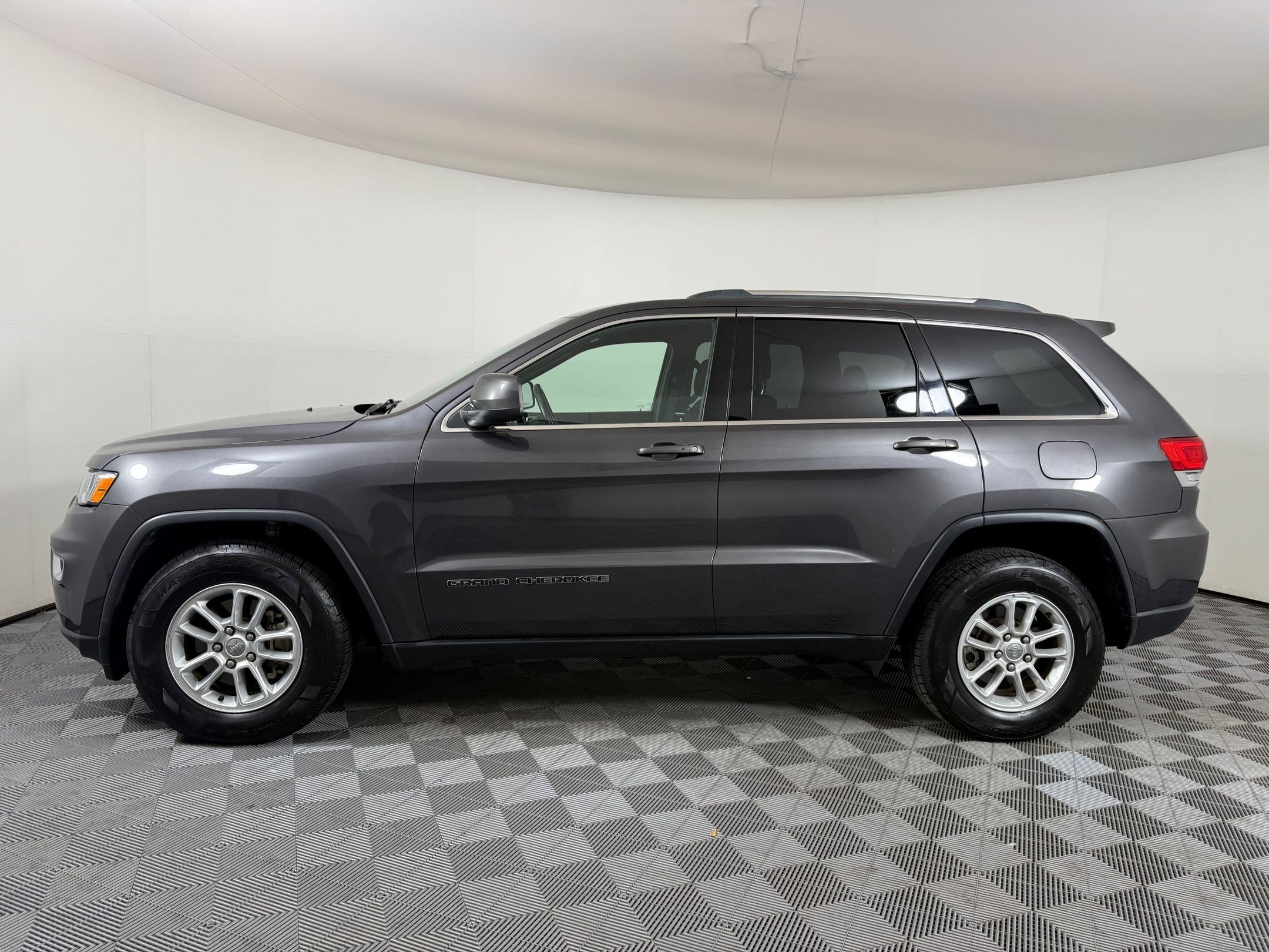 2018 Jeep Grand Cherokee Laredo E photo 2