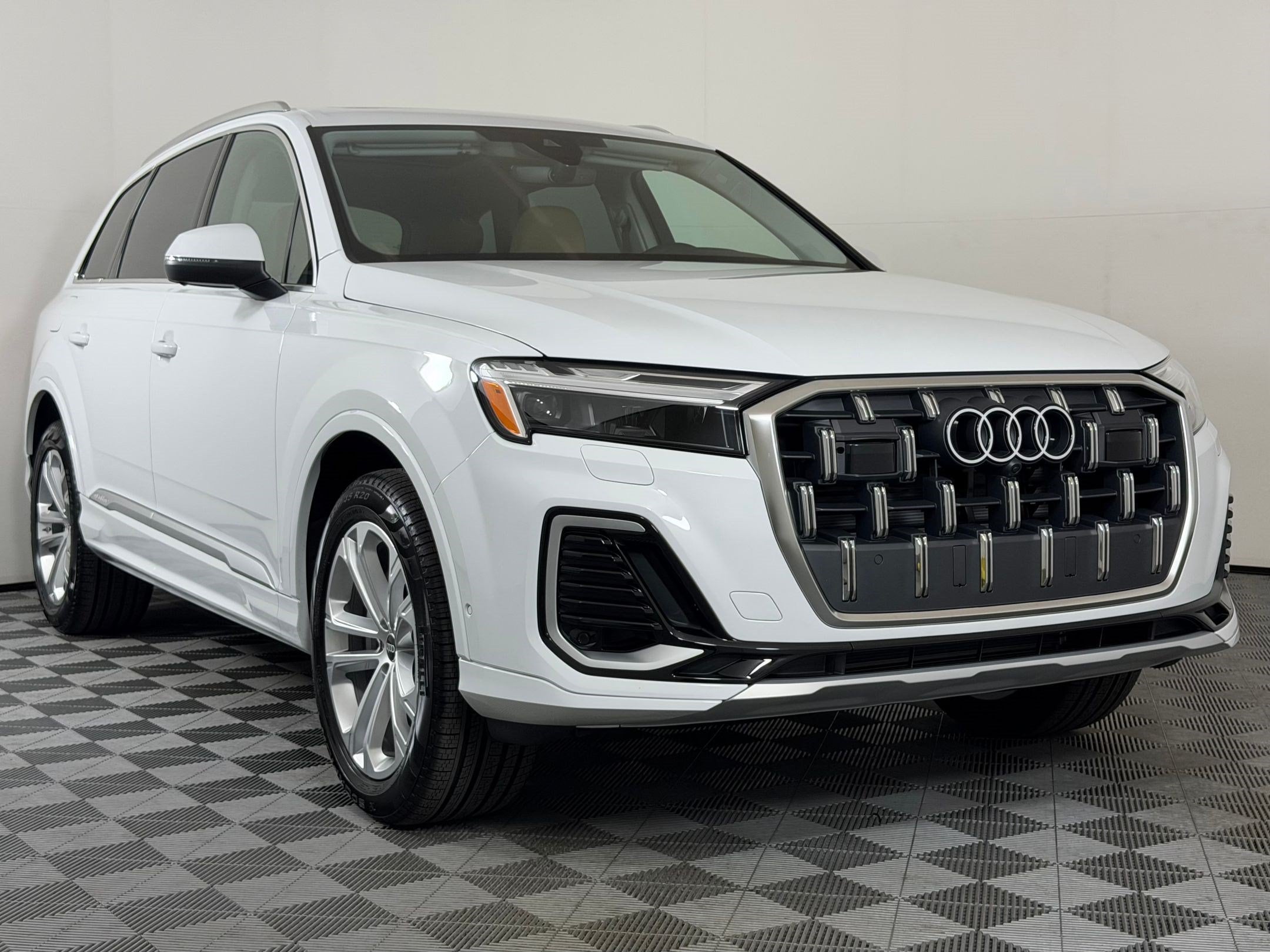 Q7 Premium Plus SUV