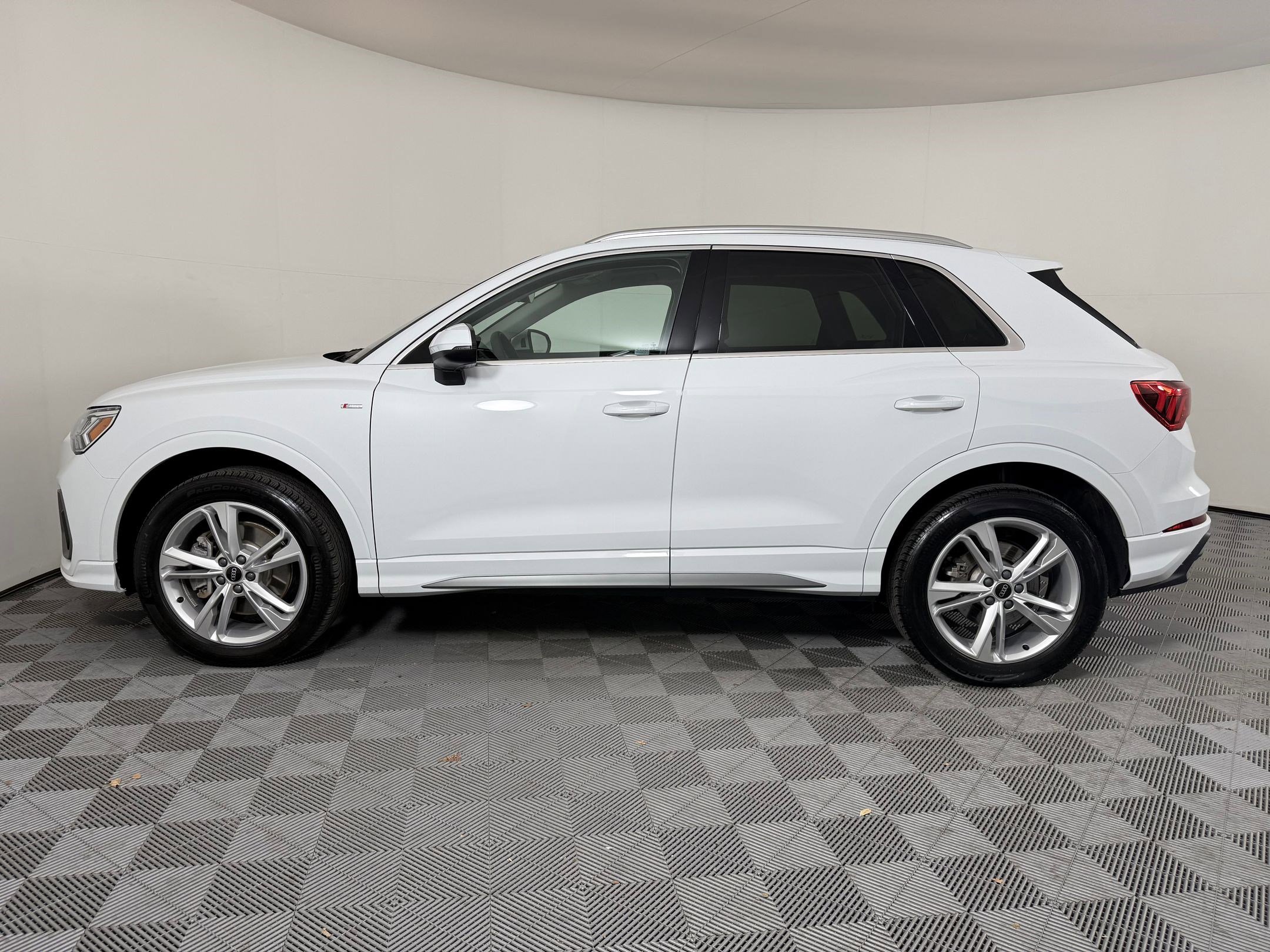 2024 Audi Q3 S line Premium photo 2