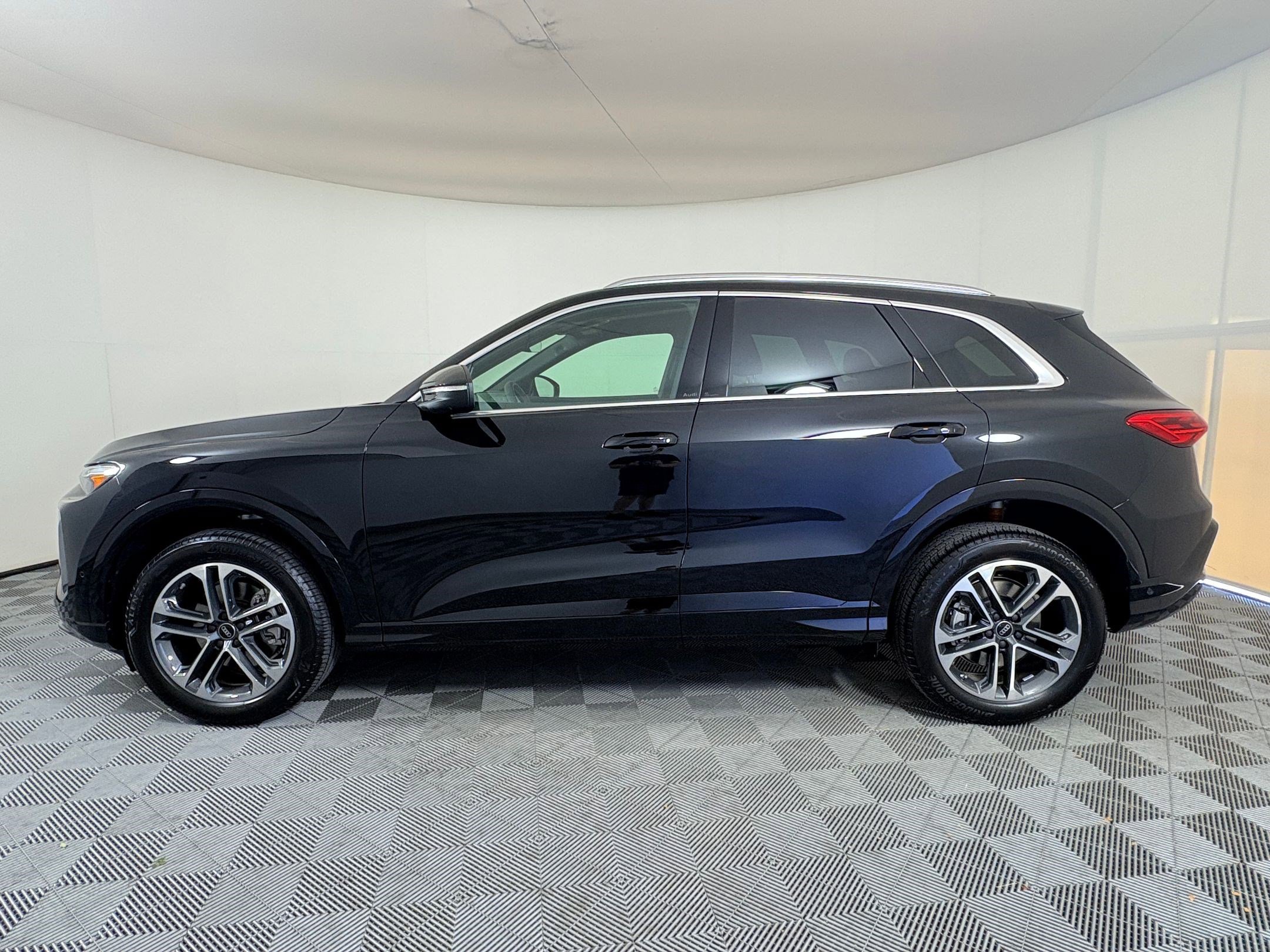 2025 Audi Q5 2.0T Premium Plus photo 2