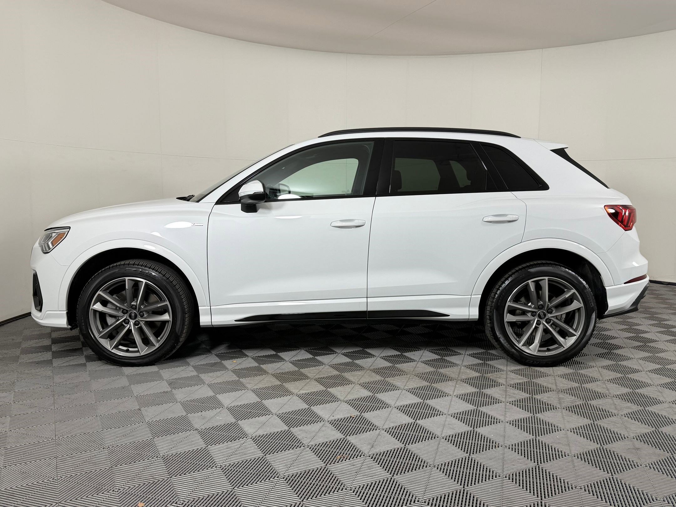 2025 Audi Q3 45 TFSI S line Premium photo 2