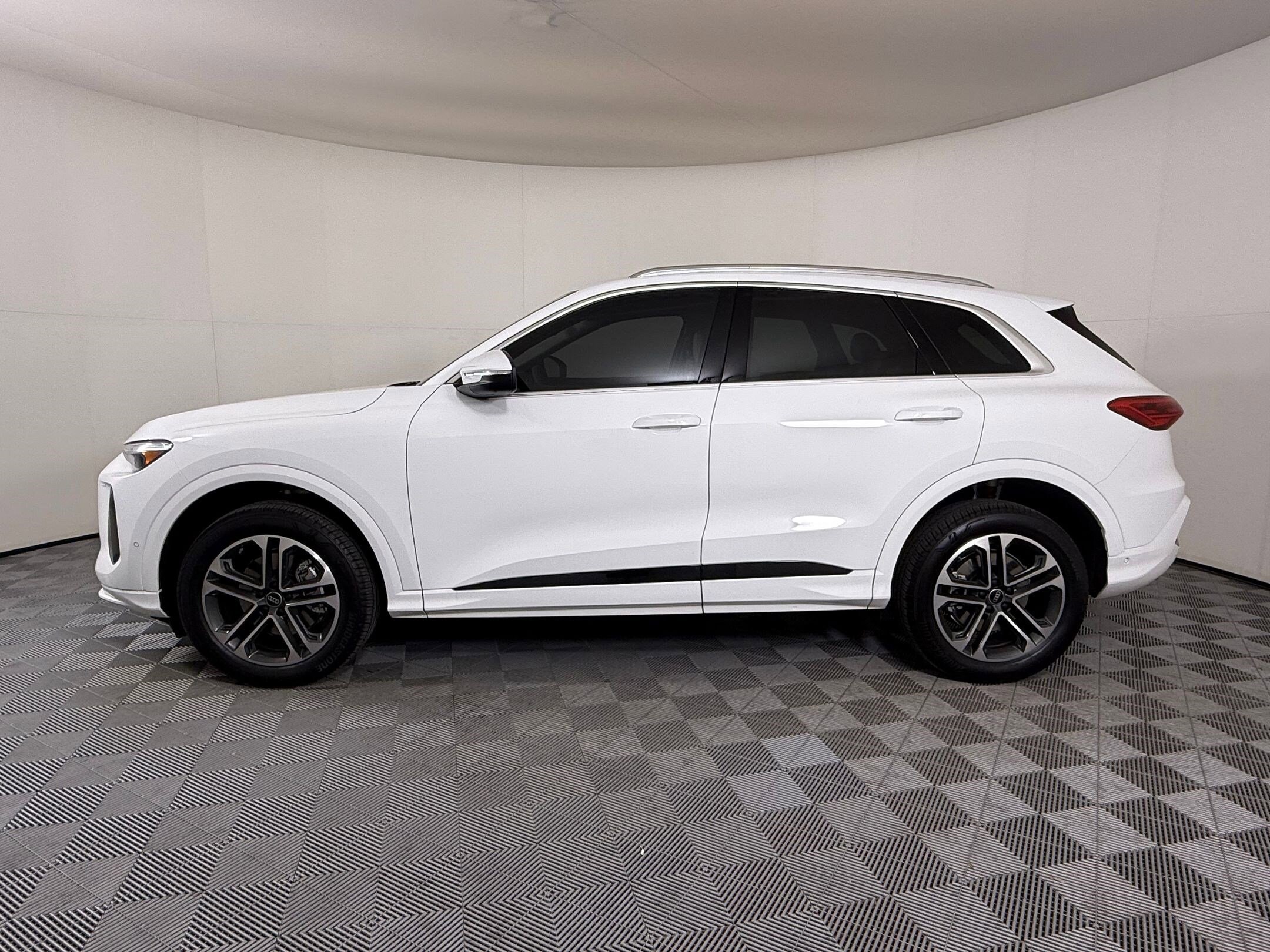 2025 Audi Q5 2.0T Premium Plus photo 2