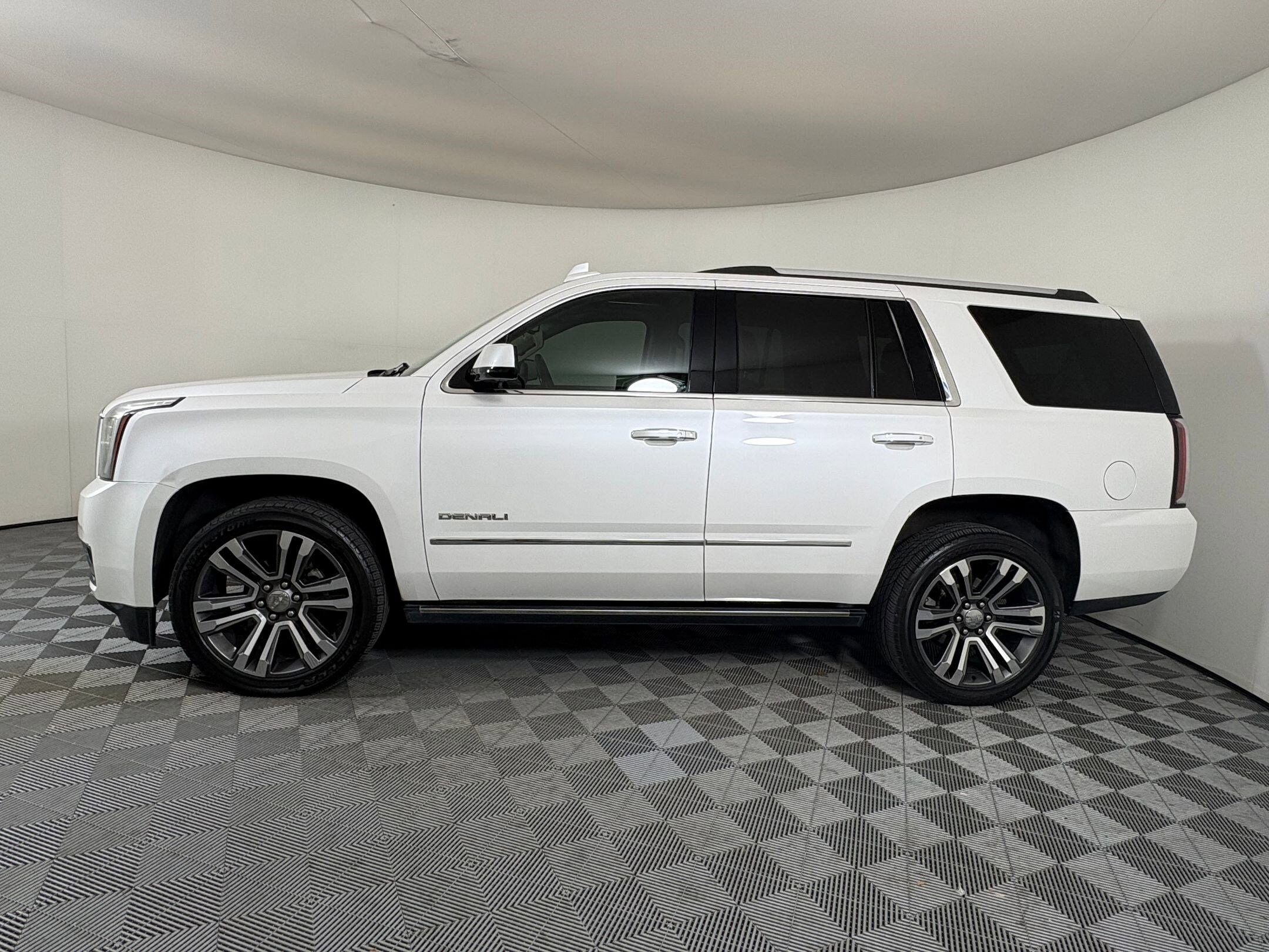 2019 Gmc Yukon Denali photo 2