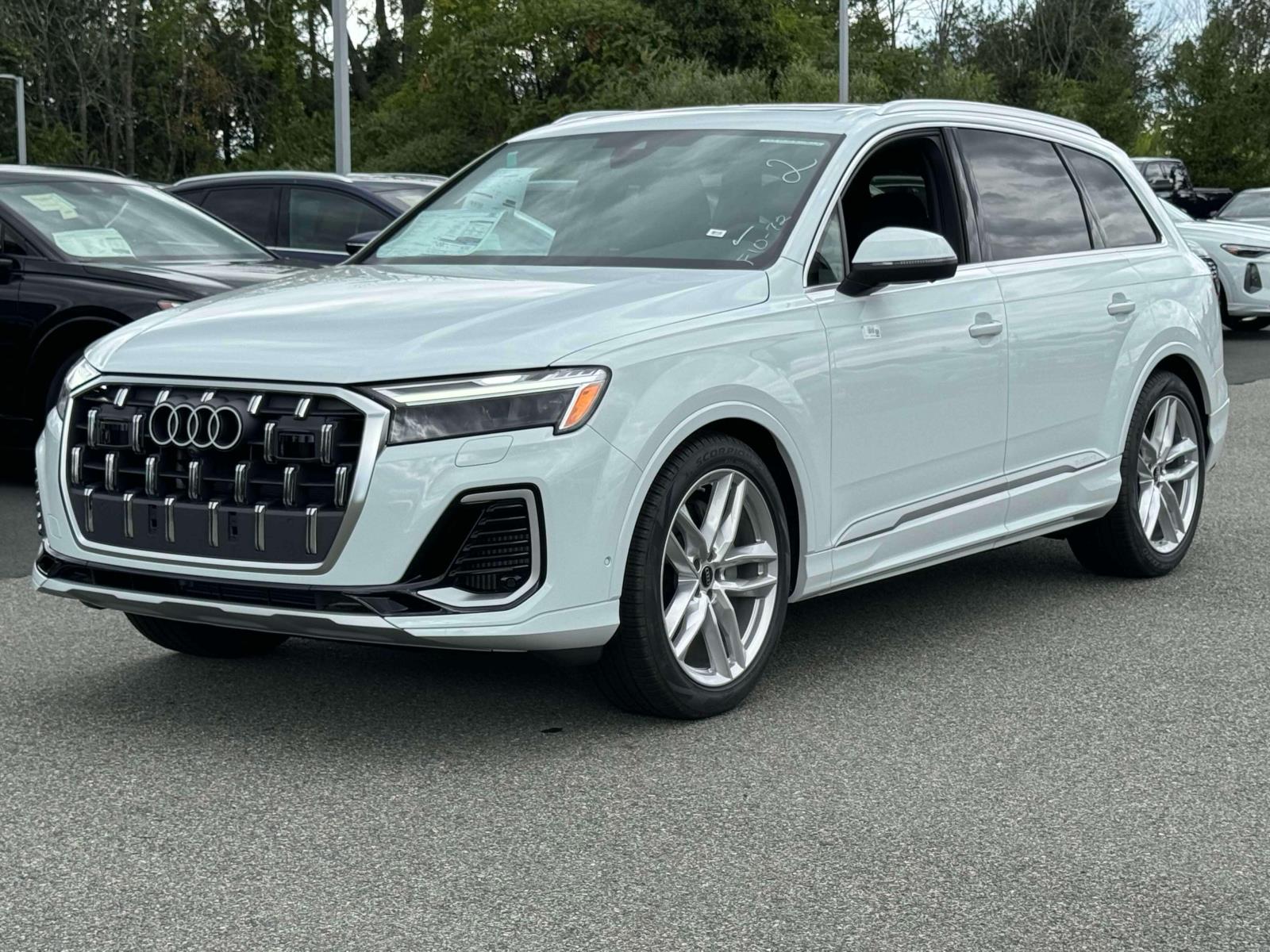 2025 Audi Q7 55 Premium Plus photo 2