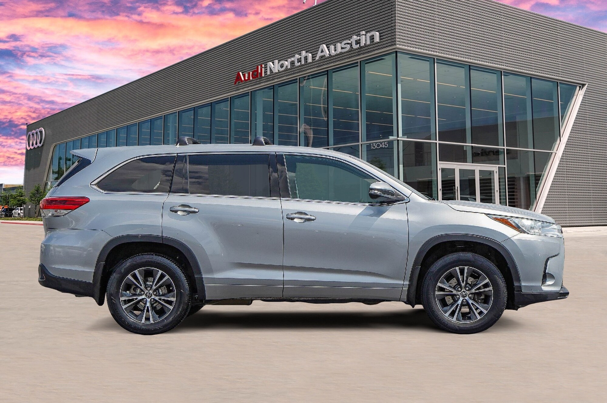 2018 Toyota Highlander LE photo 3