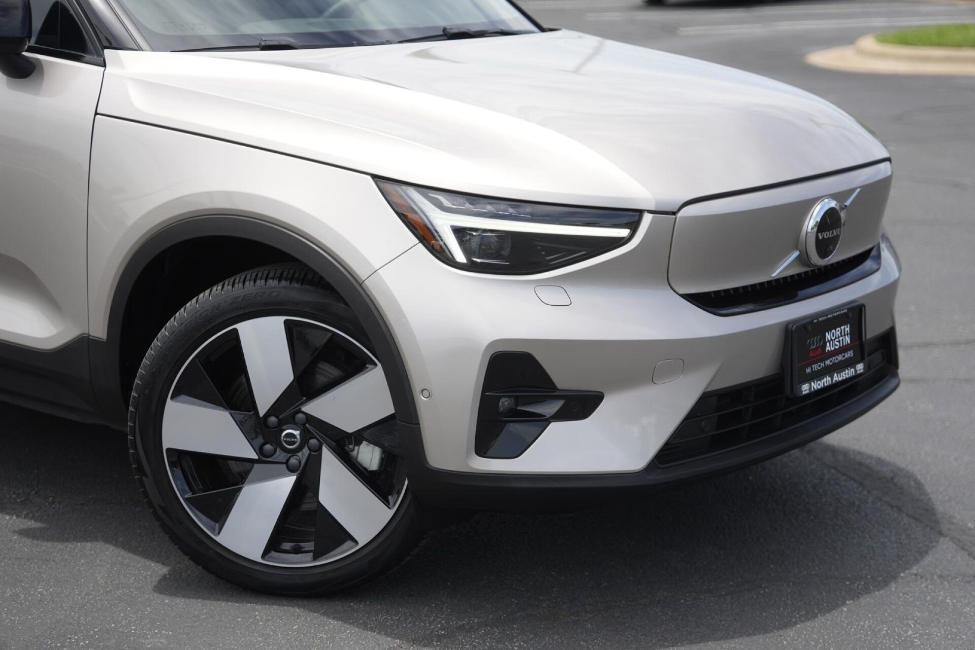 2023 Volvo XC40 Recharge Ultimate photo 3