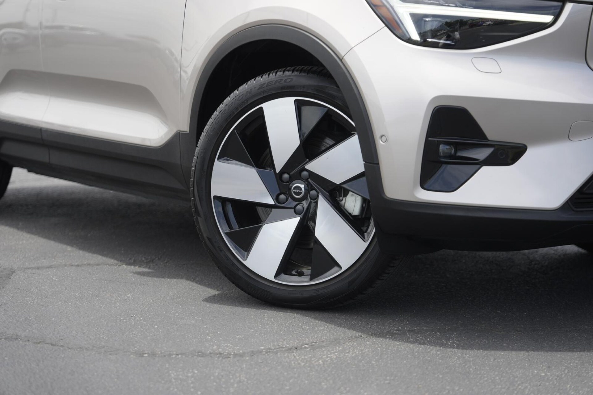 2023 Volvo XC40 Recharge Ultimate photo 2