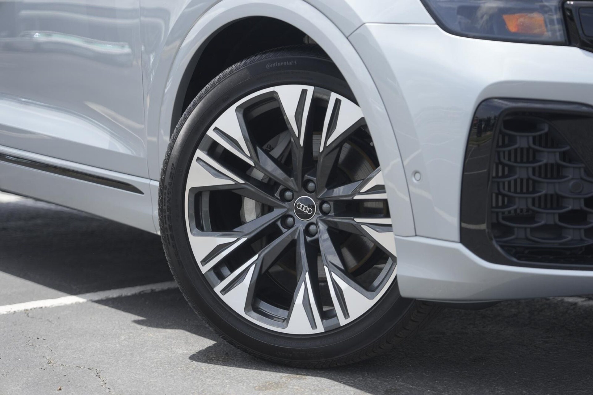 2025 Audi Q8 55 Prestige photo 2