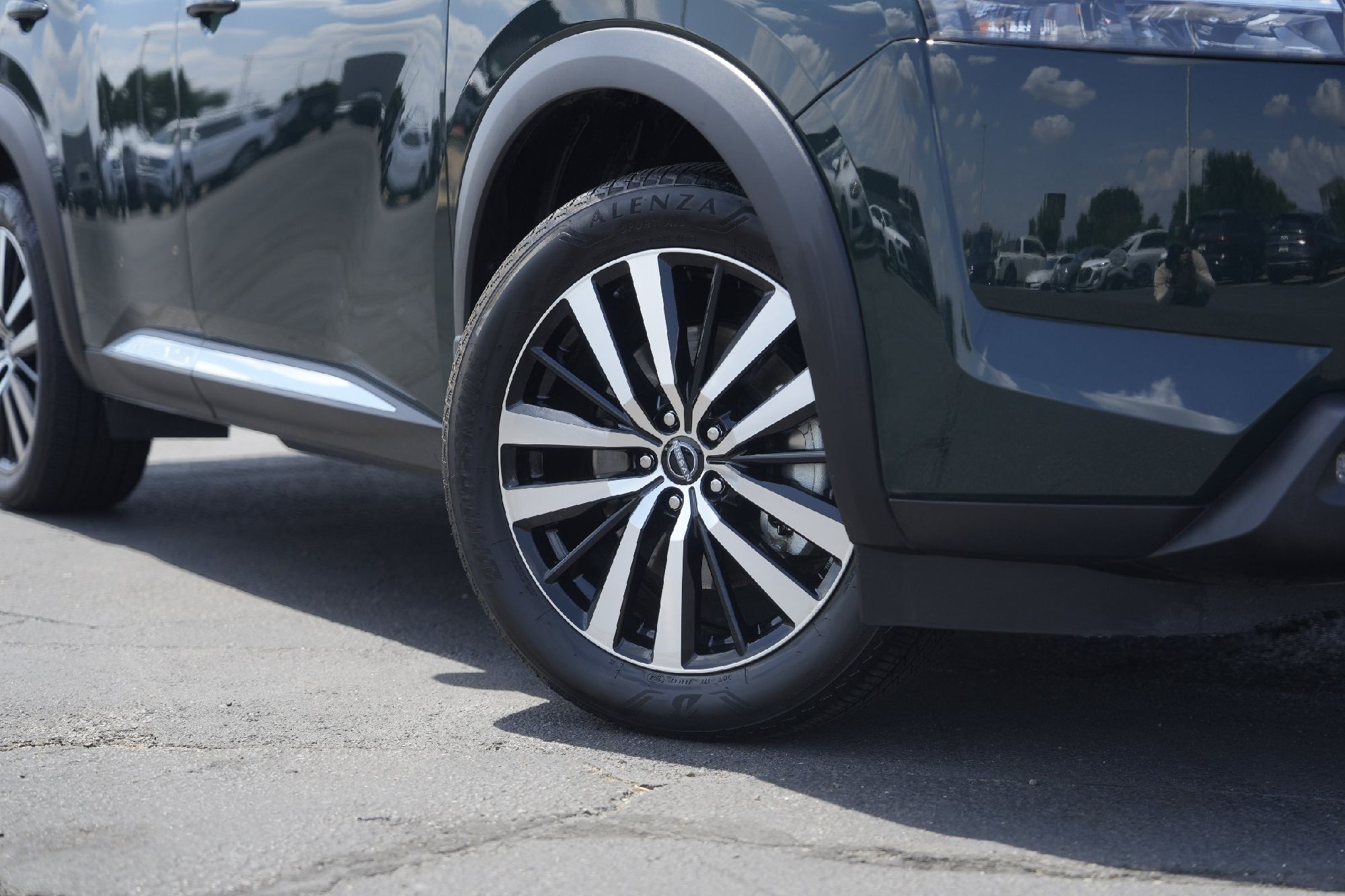 2024 Nissan Pathfinder Platinum photo 2