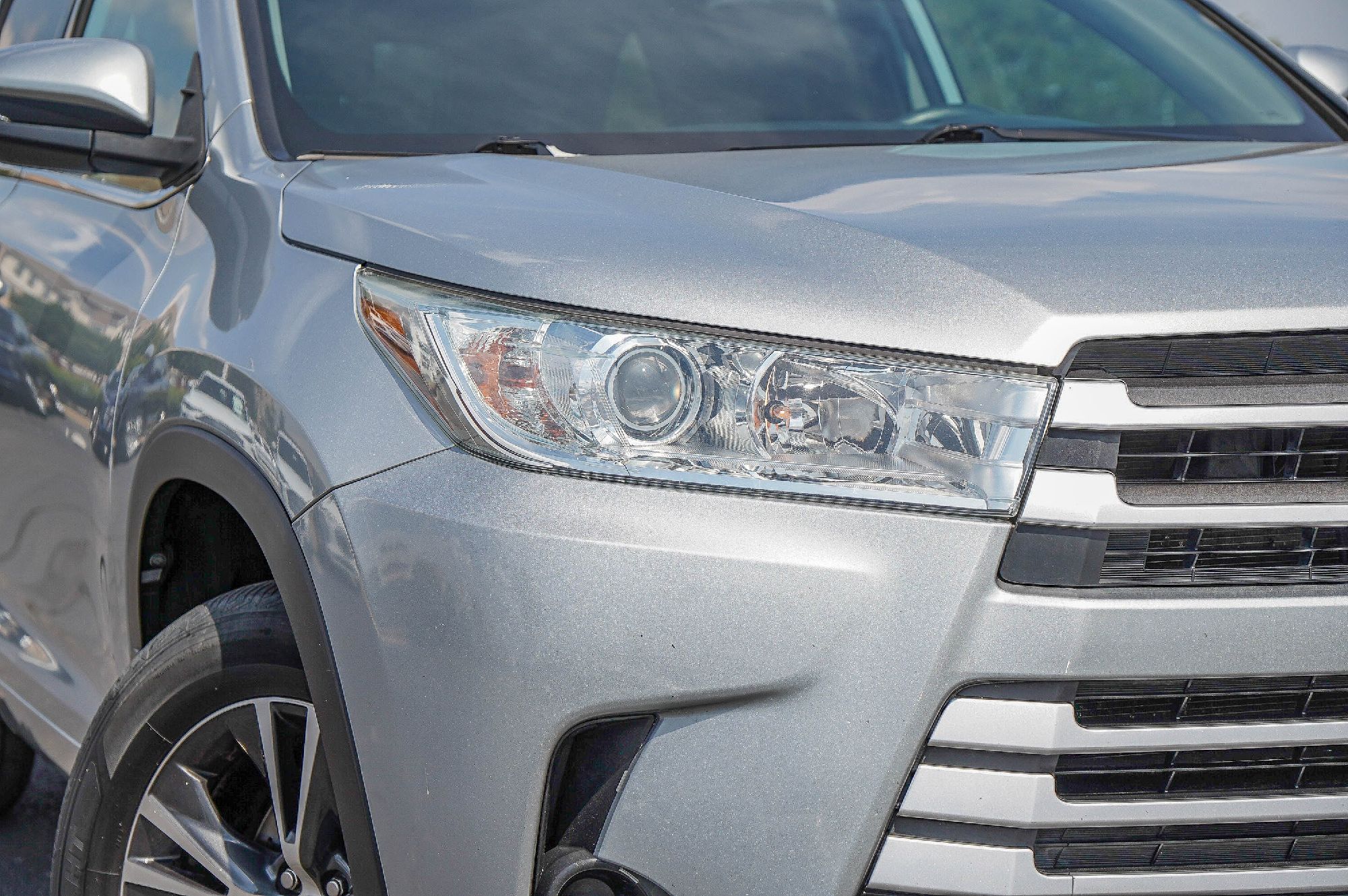 2018 Toyota Highlander LE photo 2