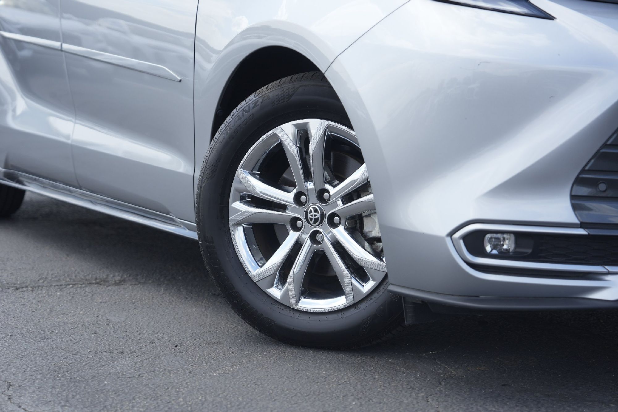 2023 Toyota Sienna Platinum photo 2