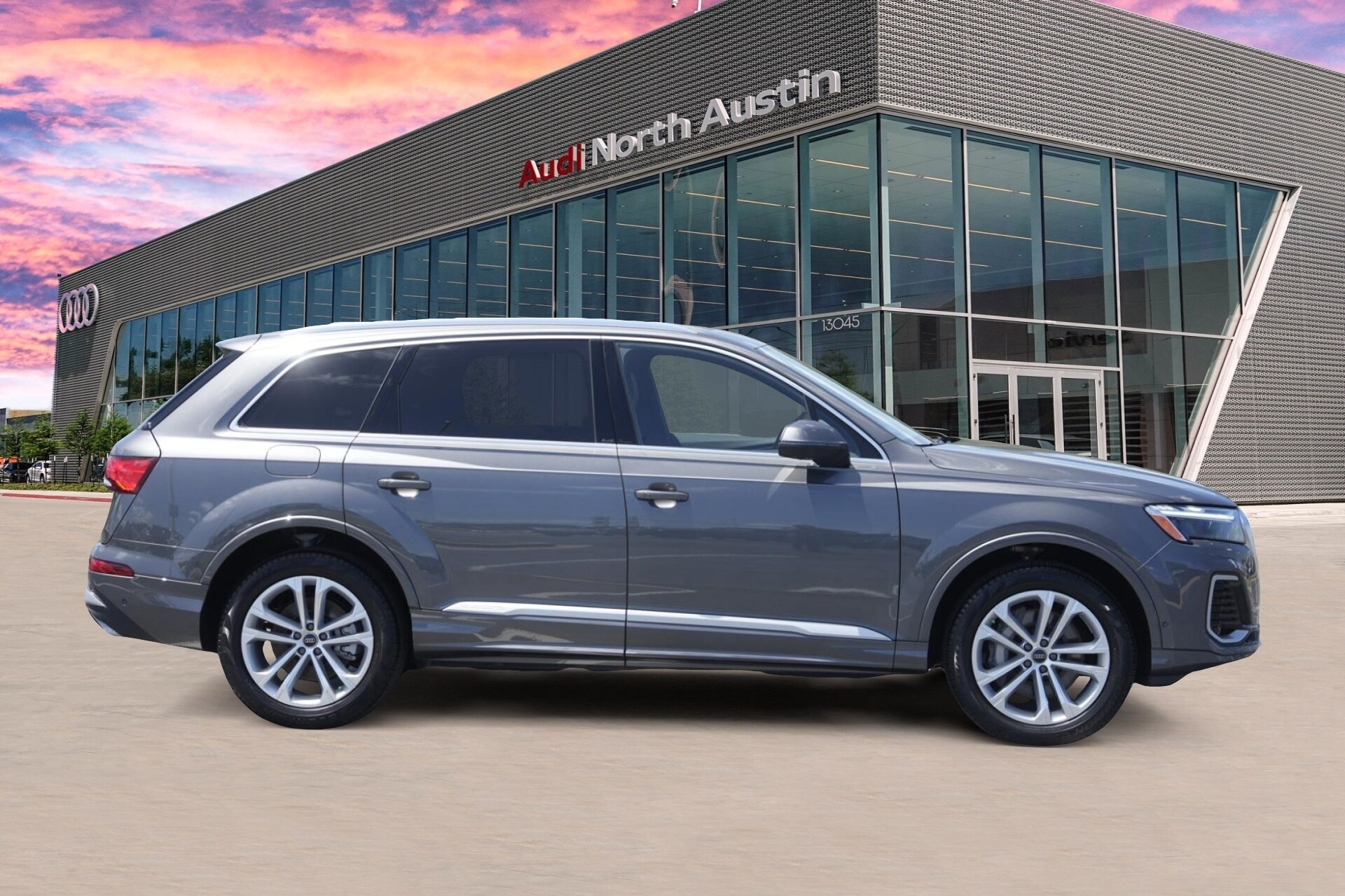 2025 Audi Q7 45 Premium Plus photo 4