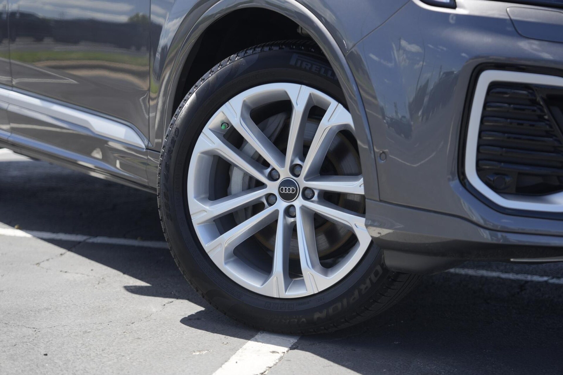 2025 Audi Q7 45 Premium Plus photo 2