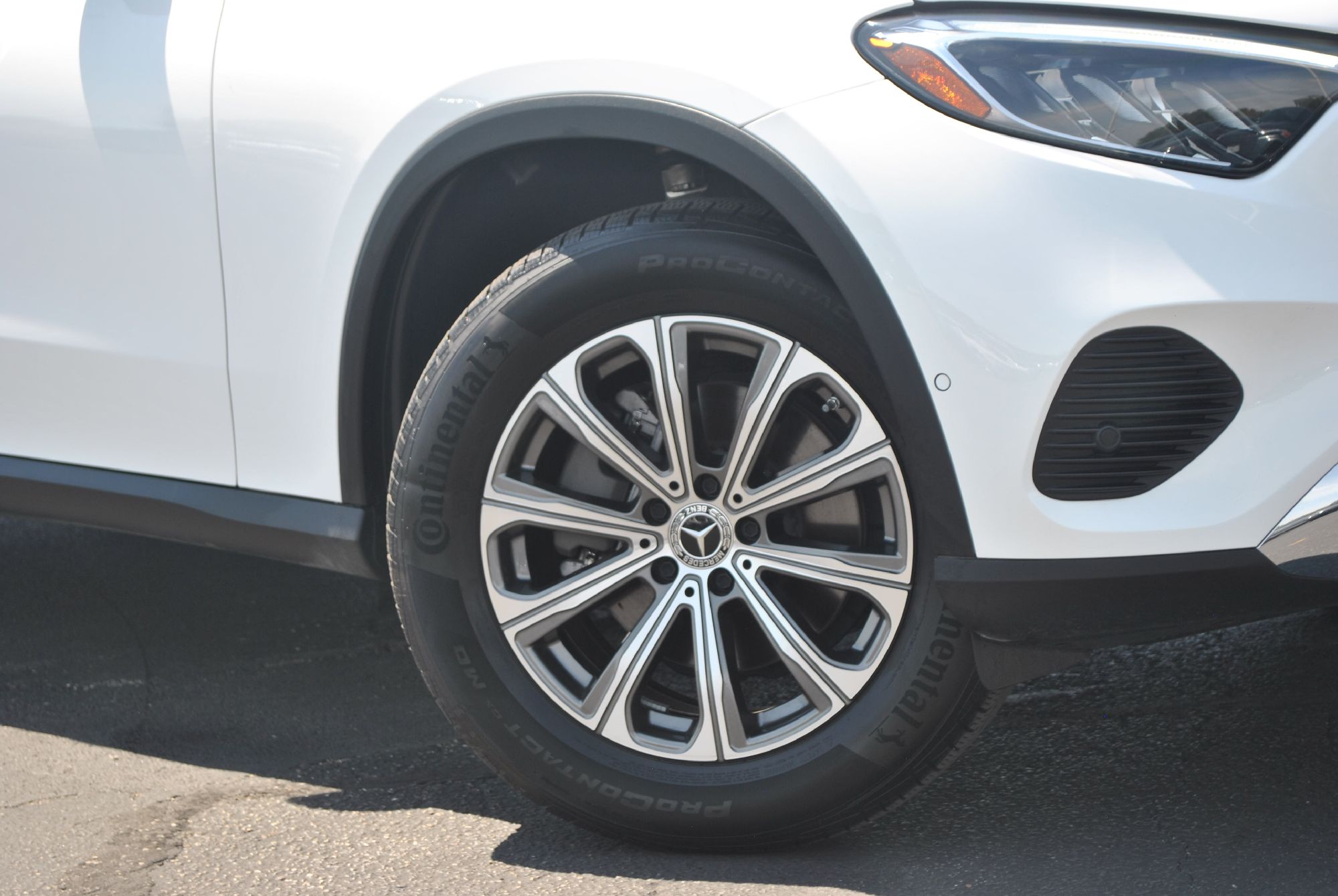 2024 Mercedes Benz GLC 300 photo 2