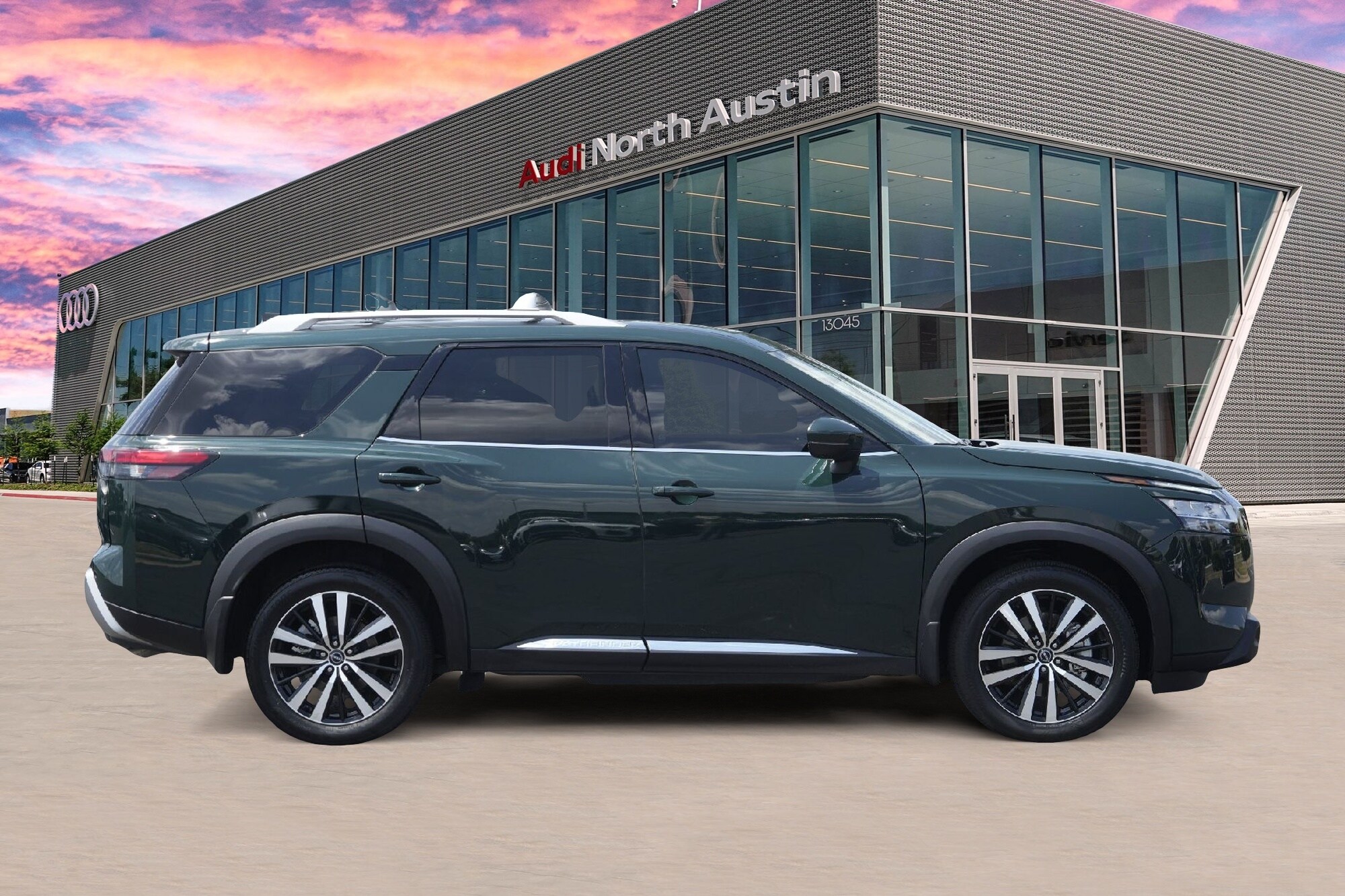 2024 Nissan Pathfinder Platinum photo 4