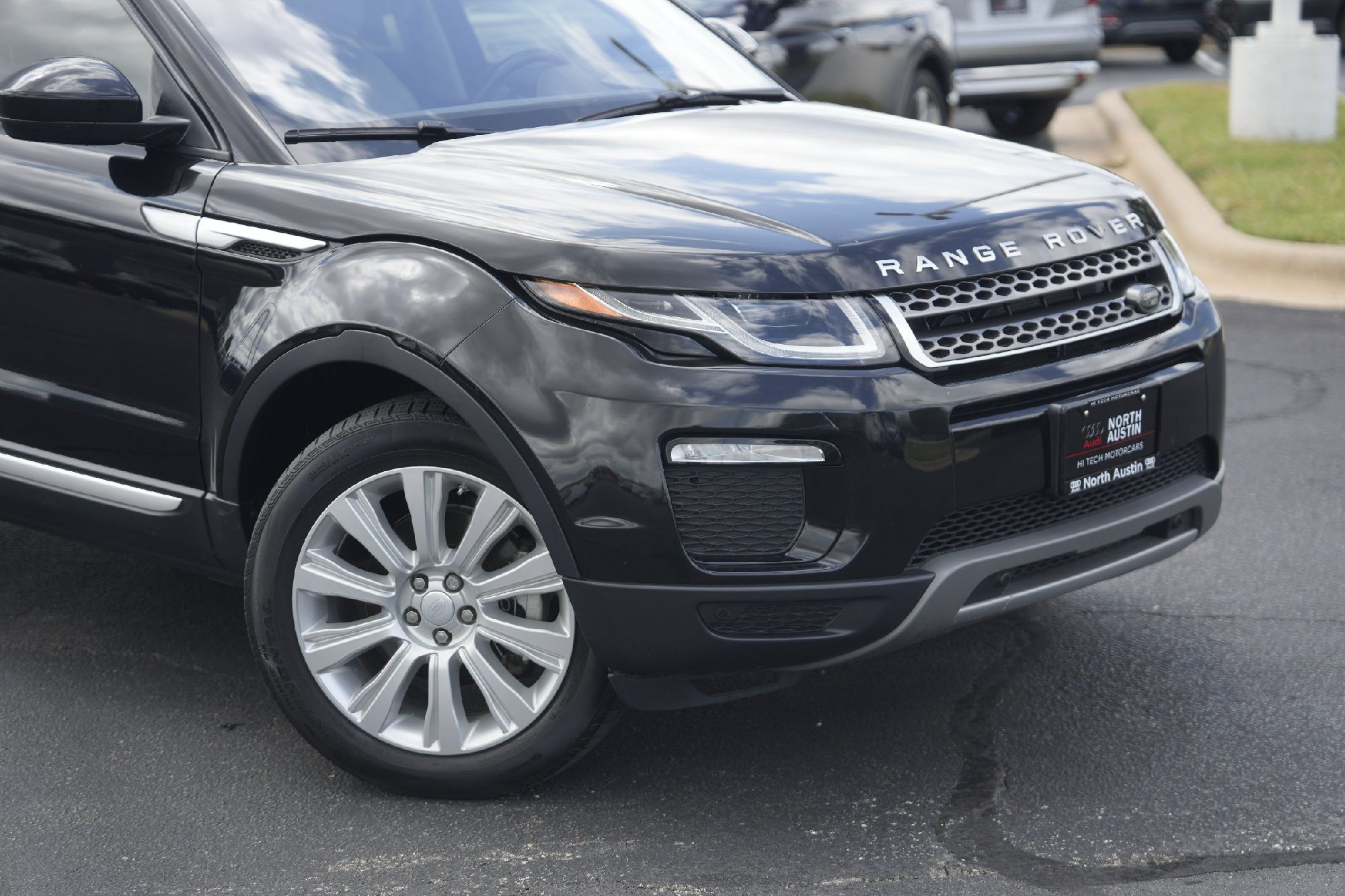 2019 Land Rover Range Rover Evoque HSE photo 2